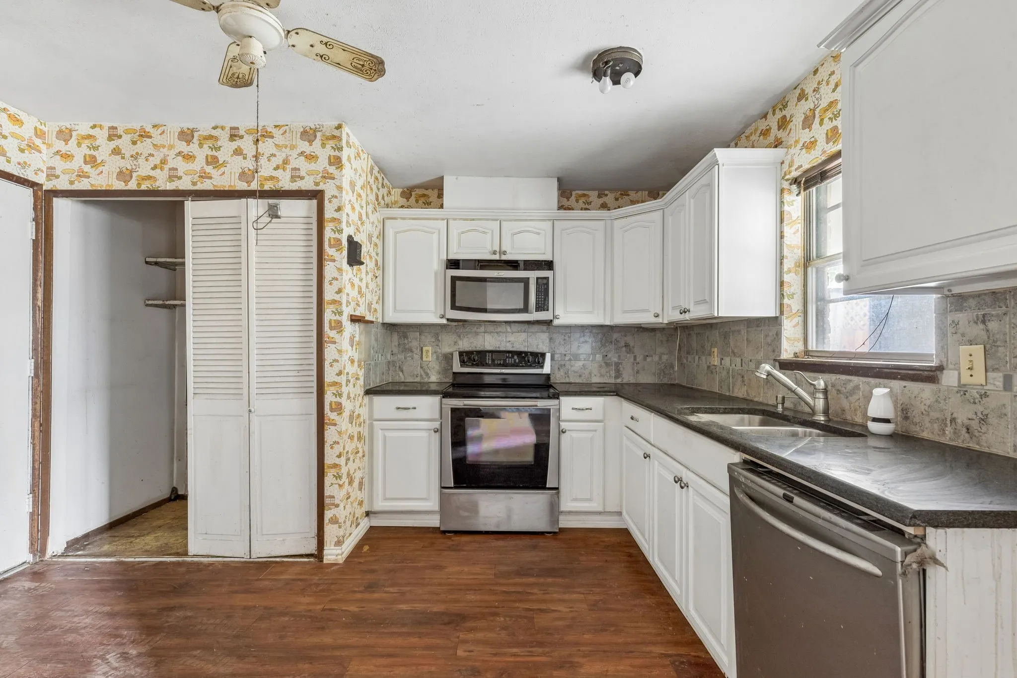 Single Family Residence For Sale in Denton County , 2217 Lockwood Drive, Carrollton, Texas 75007, 3 Bedroom, 2 Bathroom, 1 Garage spaces, 1,277 Sqft, built in 1972, mls#21382663, Real Estate Agent in Carrollton, Homes For Sale in Denton county, Homes For Sale in Carrollton, Realtor in Carrollton Texas, Real Estate Brokerage Independent Realty Texas, Luminita Cordes Realtor