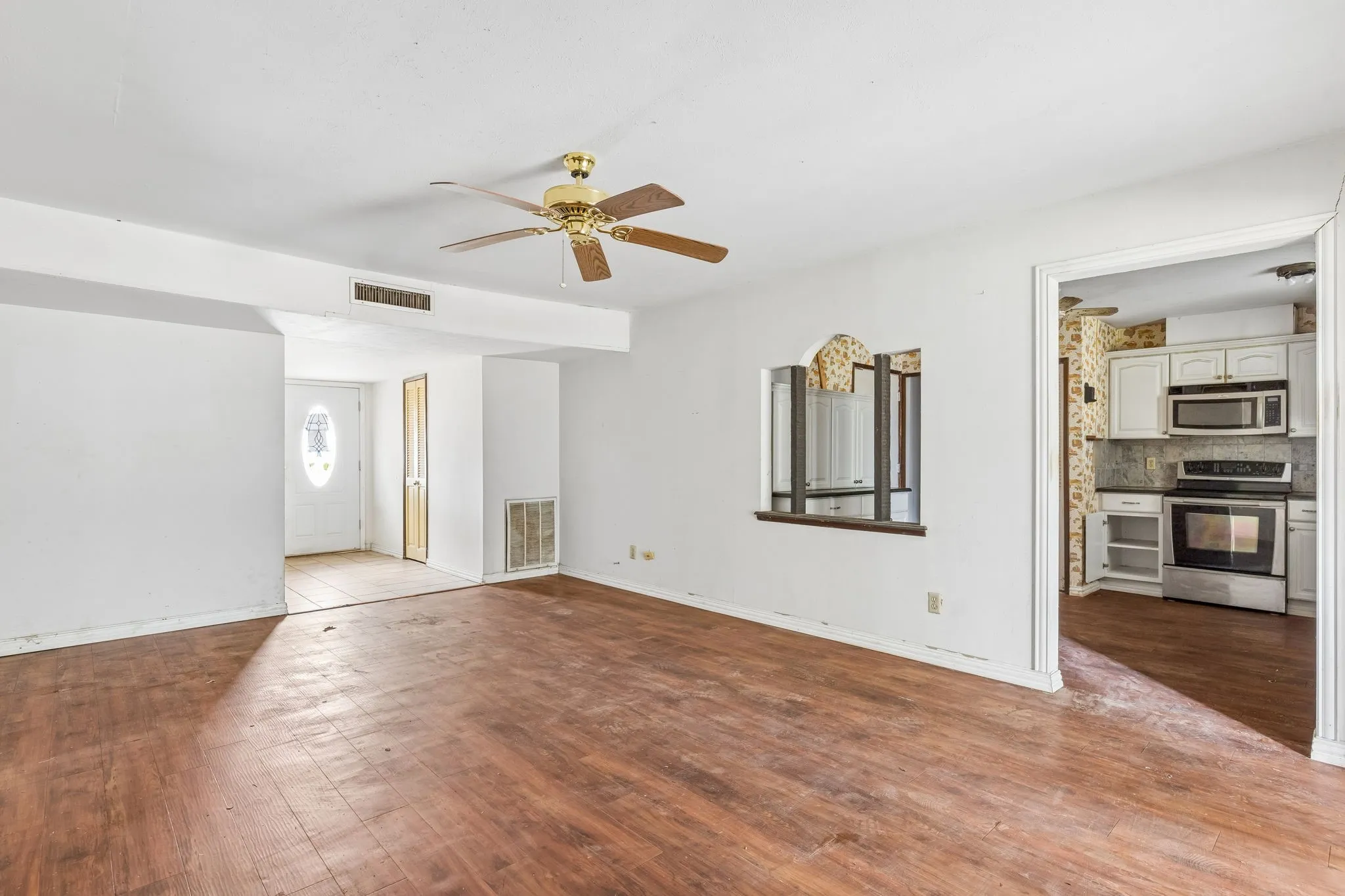 Single Family Residence For Sale in Denton County , 2217 Lockwood Drive, Carrollton, Texas 75007, 3 Bedroom, 2 Bathroom, 1 Garage spaces, 1,277 Sqft, built in 1972, mls#21382663, Real Estate Agent in Carrollton, Homes For Sale in Denton county, Homes For Sale in Carrollton, Realtor in Carrollton Texas, Real Estate Brokerage Independent Realty Texas, Luminita Cordes Realtor