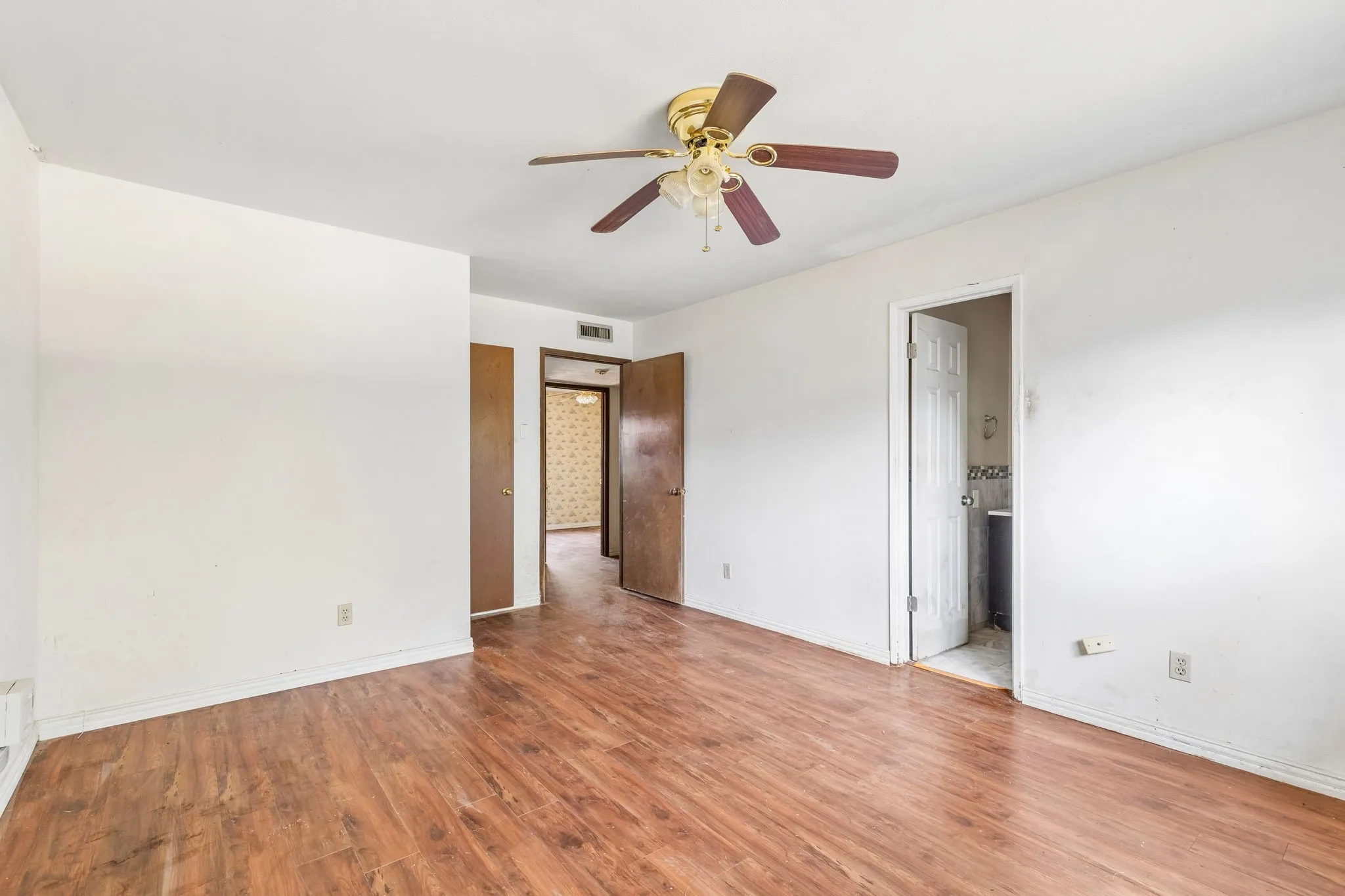 Single Family Residence For Sale in Denton County , 2217 Lockwood Drive, Carrollton, Texas 75007, 3 Bedroom, 2 Bathroom, 1 Garage spaces, 1,277 Sqft, built in 1972, mls#21382663, Real Estate Agent in Carrollton, Homes For Sale in Denton county, Homes For Sale in Carrollton, Realtor in Carrollton Texas, Real Estate Brokerage Independent Realty Texas, Luminita Cordes Realtor