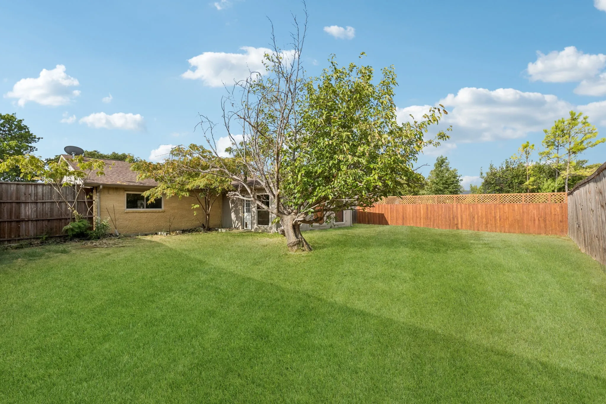 Single Family Residence For Sale in Denton County , 2217 Lockwood Drive, Carrollton, Texas 75007, 3 Bedroom, 2 Bathroom, 1 Garage spaces, 1,277 Sqft, built in 1972, mls#21382663, Real Estate Agent in Carrollton, Homes For Sale in Denton county, Homes For Sale in Carrollton, Realtor in Carrollton Texas, Real Estate Brokerage Independent Realty Texas, Luminita Cordes Realtor