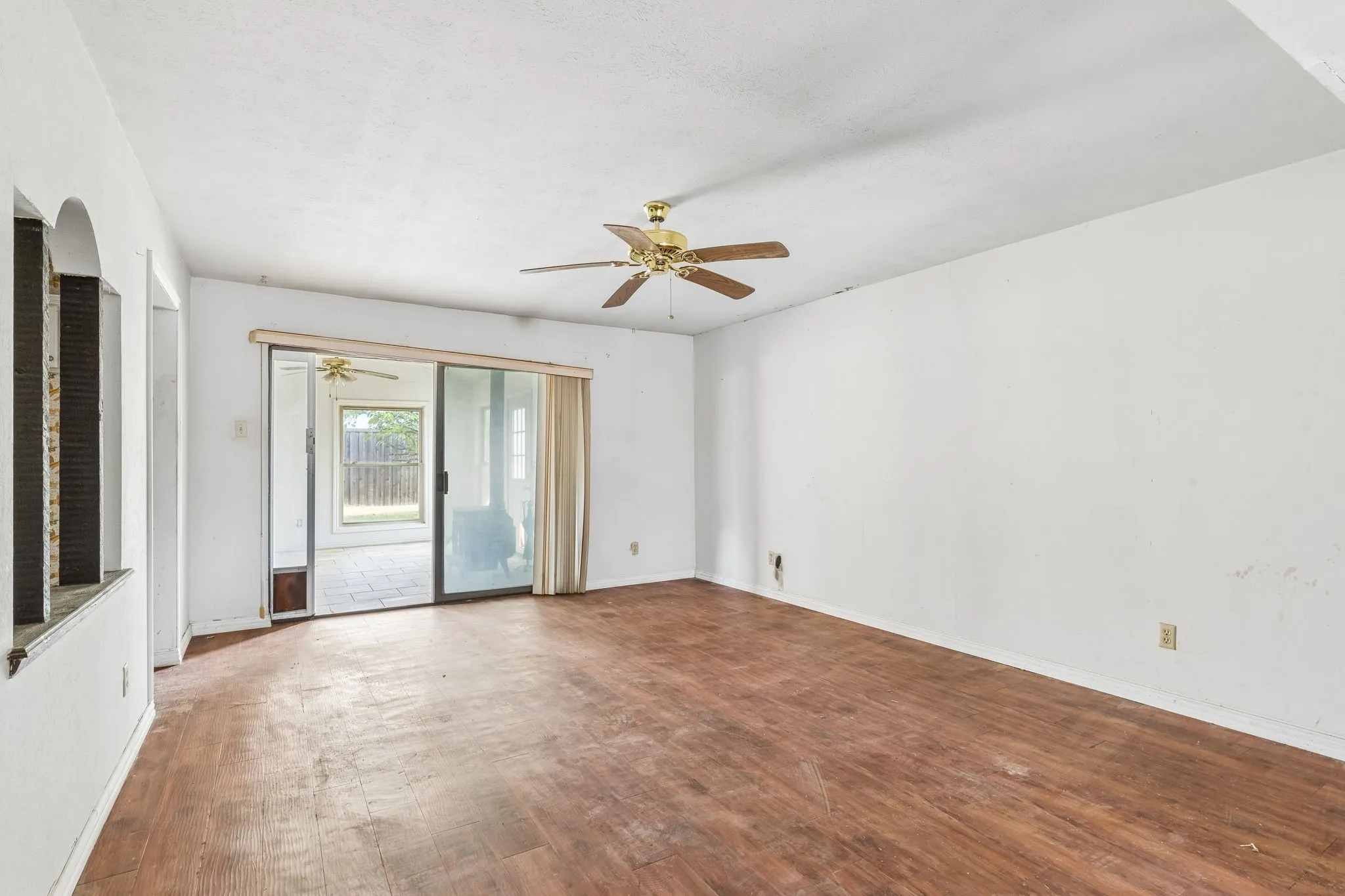 Single Family Residence For Sale in Denton County , 2217 Lockwood Drive, Carrollton, Texas 75007, 3 Bedroom, 2 Bathroom, 1 Garage spaces, 1,277 Sqft, built in 1972, mls#21382663, Real Estate Agent in Carrollton, Homes For Sale in Denton county, Homes For Sale in Carrollton, Realtor in Carrollton Texas, Real Estate Brokerage Independent Realty Texas, Luminita Cordes Realtor
