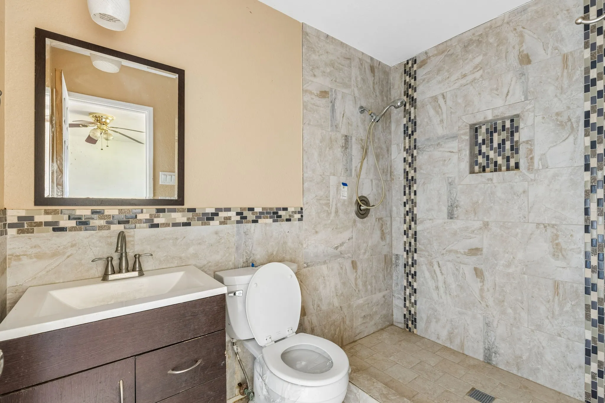Single Family Residence For Sale in Denton County , 2217 Lockwood Drive, Carrollton, Texas 75007, 3 Bedroom, 2 Bathroom, 1 Garage spaces, 1,277 Sqft, built in 1972, mls#21382663, Real Estate Agent in Carrollton, Homes For Sale in Denton county, Homes For Sale in Carrollton, Realtor in Carrollton Texas, Real Estate Brokerage Independent Realty Texas, Luminita Cordes Realtor