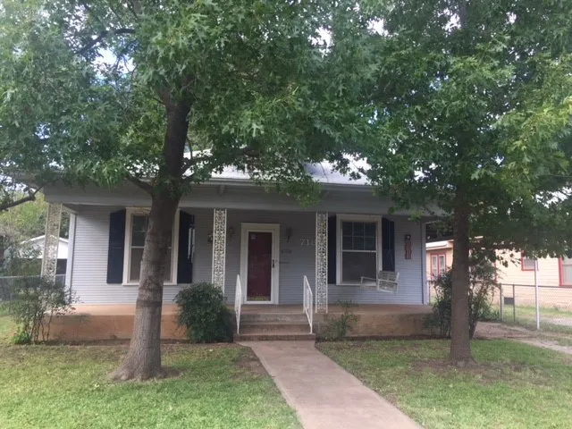 Single Family Residence For Rent in Taylor County , 718 Vine Street, Abilene, Texas 79602, 3 Bedroom, 1 Bathroom, Garage spaces, 1,436 Sqft, built in 1928, mls#21382665, Real Estate Agent in Abilene, Homes For Rent in Taylor county, Homes For Rent in Abilene, Realtor in Abilene Texas, Real Estate Brokerage Independent Realty Texas, Luminita Cordes Realtor