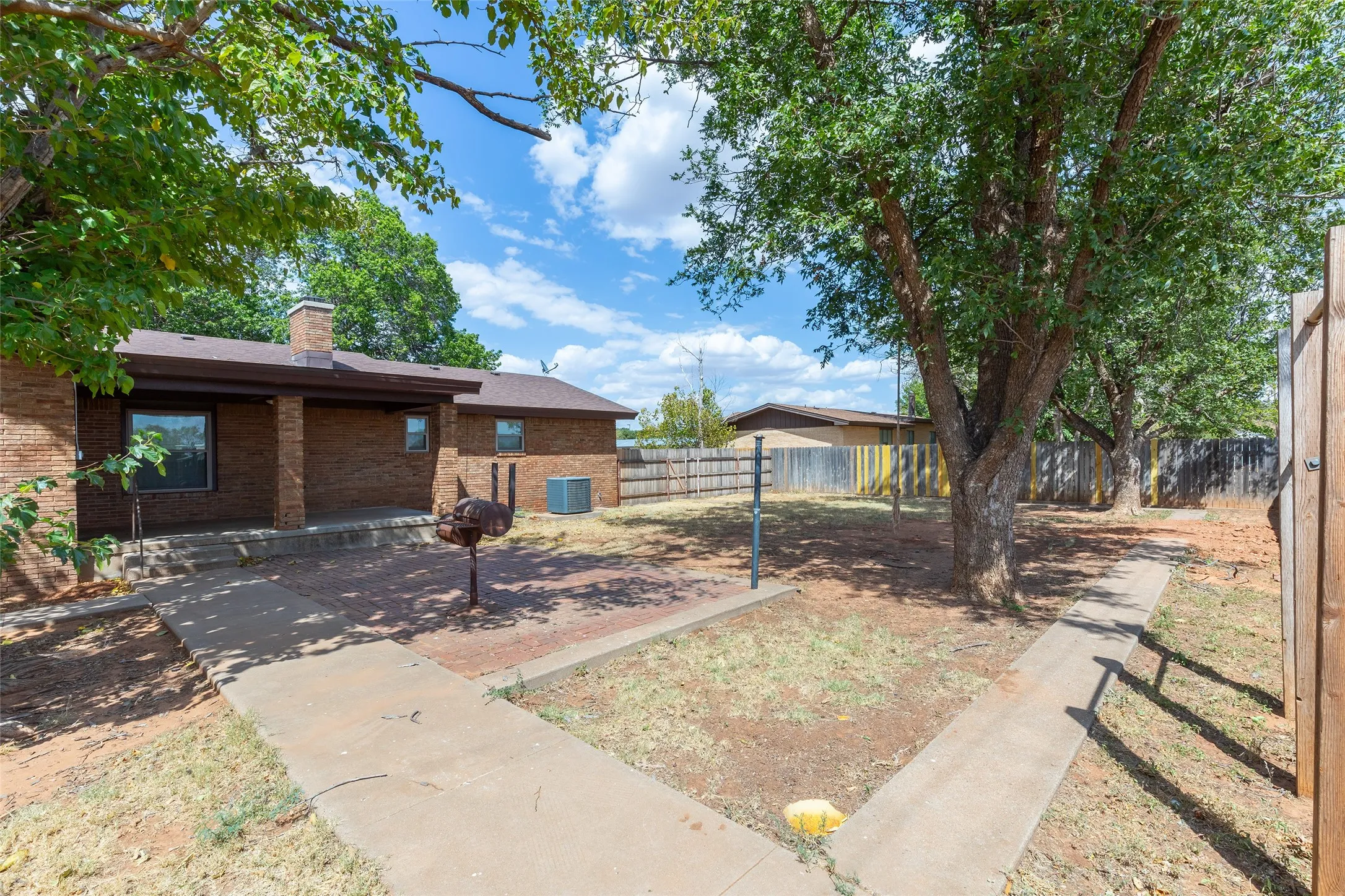 Single Family Residence For Sale in Kent County , 163 Williams Street, Jayton, Texas 79528, 4 Bedroom, 3 Bathroom, Garage spaces, 2,798 Sqft, built in 1965, mls#21324823, Real Estate Agent in Jayton, Homes For Sale in Kent county, Homes For Sale in Jayton, Realtor in Jayton Texas, Real Estate Brokerage Independent Realty Texas, Luminita Cordes Realtor