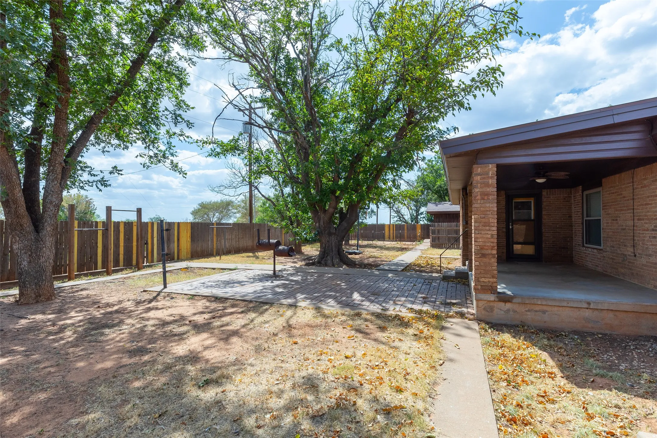 Single Family Residence For Sale in Kent County , 163 Williams Street, Jayton, Texas 79528, 4 Bedroom, 3 Bathroom, Garage spaces, 2,798 Sqft, built in 1965, mls#21324823, Real Estate Agent in Jayton, Homes For Sale in Kent county, Homes For Sale in Jayton, Realtor in Jayton Texas, Real Estate Brokerage Independent Realty Texas, Luminita Cordes Realtor