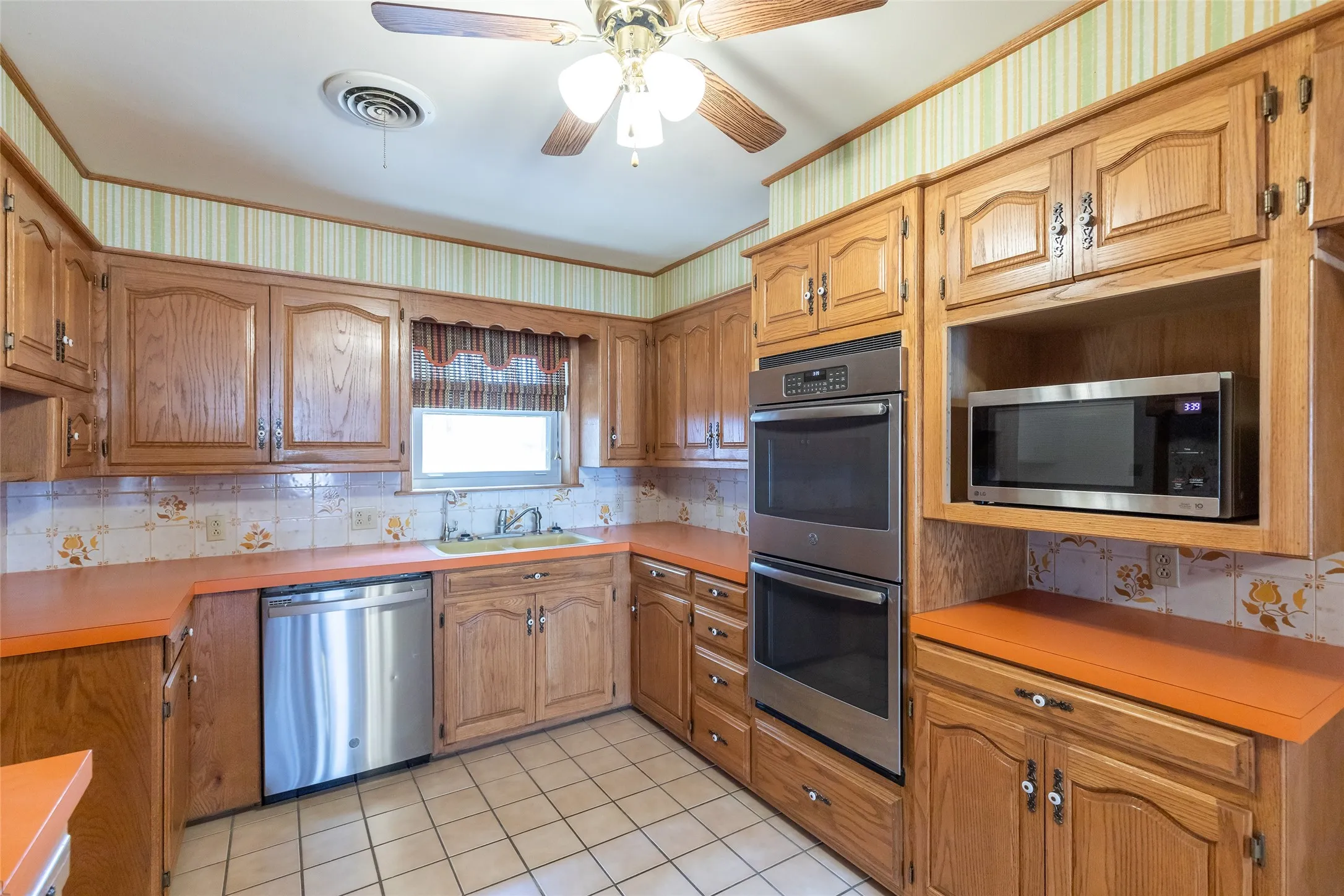 Single Family Residence For Sale in Kent County , 163 Williams Street, Jayton, Texas 79528, 4 Bedroom, 3 Bathroom, Garage spaces, 2,798 Sqft, built in 1965, mls#21324823, Real Estate Agent in Jayton, Homes For Sale in Kent county, Homes For Sale in Jayton, Realtor in Jayton Texas, Real Estate Brokerage Independent Realty Texas, Luminita Cordes Realtor
