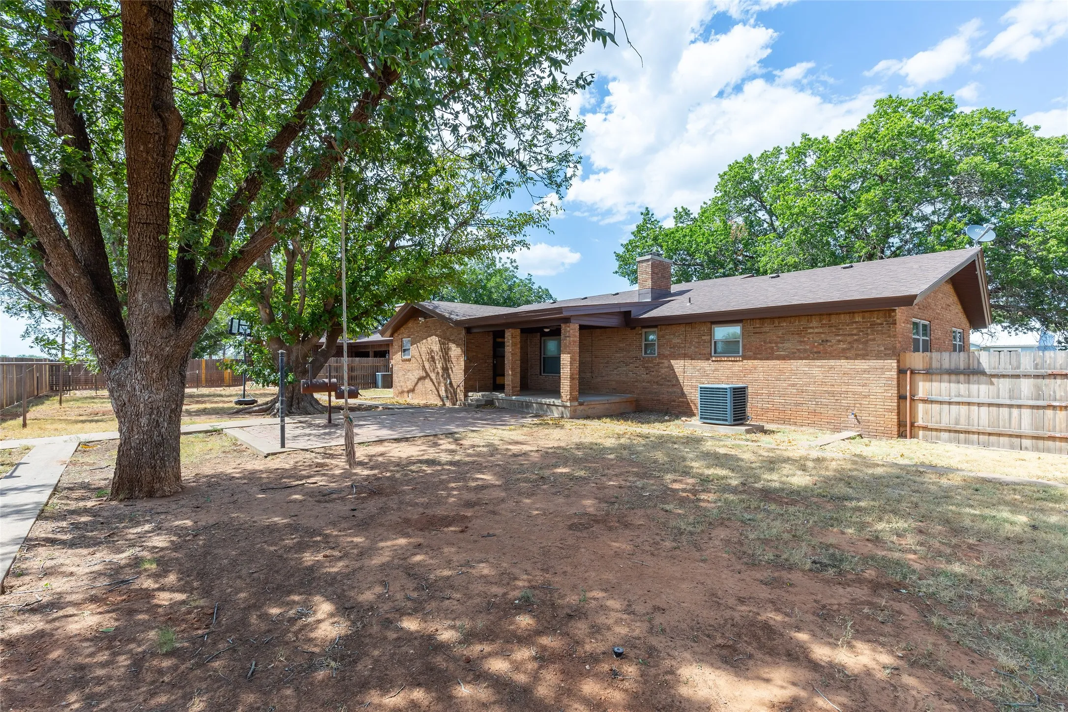 Single Family Residence For Sale in Kent County , 163 Williams Street, Jayton, Texas 79528, 4 Bedroom, 3 Bathroom, Garage spaces, 2,798 Sqft, built in 1965, mls#21324823, Real Estate Agent in Jayton, Homes For Sale in Kent county, Homes For Sale in Jayton, Realtor in Jayton Texas, Real Estate Brokerage Independent Realty Texas, Luminita Cordes Realtor