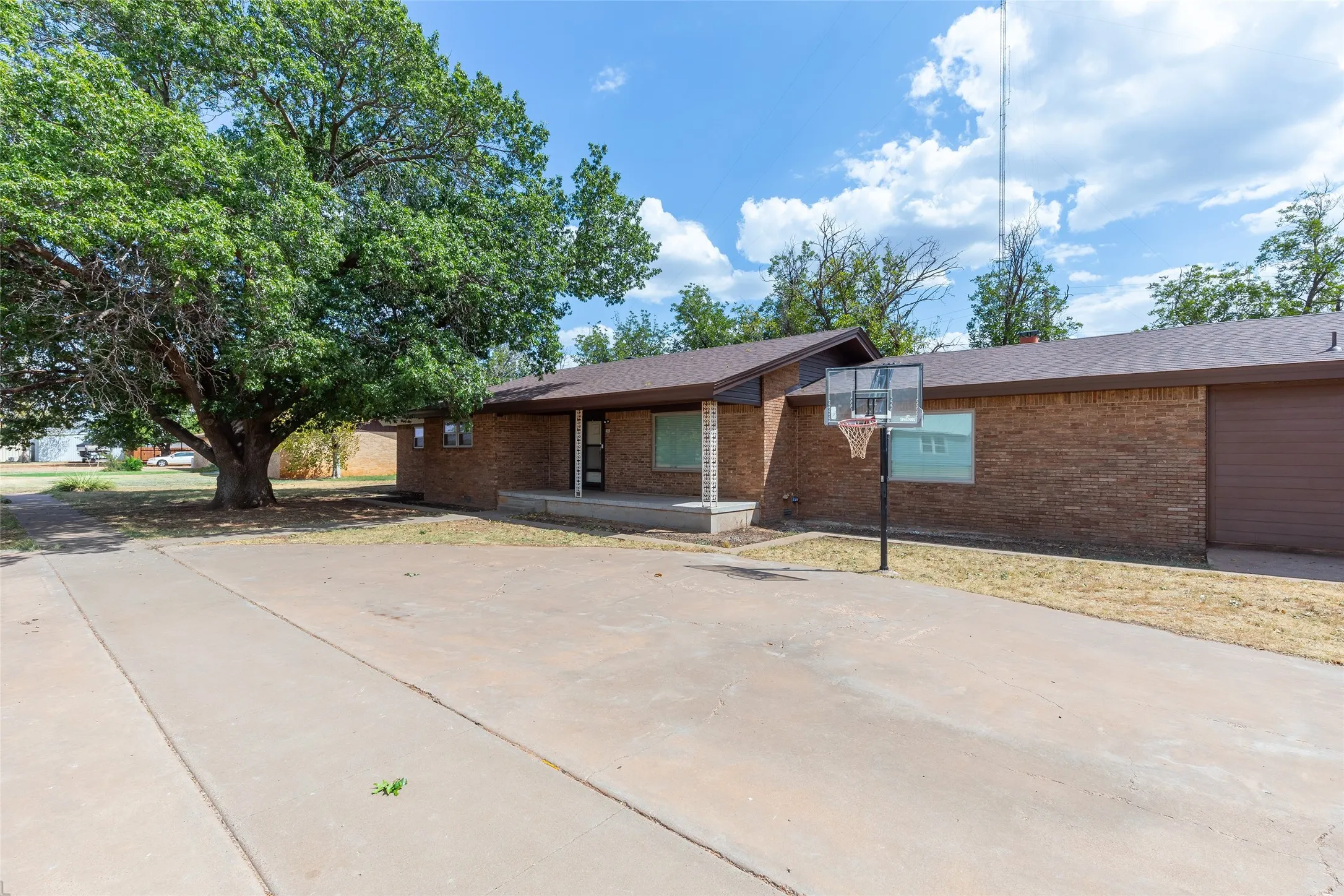 Single Family Residence For Sale in Kent County , 163 Williams Street, Jayton, Texas 79528, 4 Bedroom, 3 Bathroom, Garage spaces, 2,798 Sqft, built in 1965, mls#21324823, Real Estate Agent in Jayton, Homes For Sale in Kent county, Homes For Sale in Jayton, Realtor in Jayton Texas, Real Estate Brokerage Independent Realty Texas, Luminita Cordes Realtor