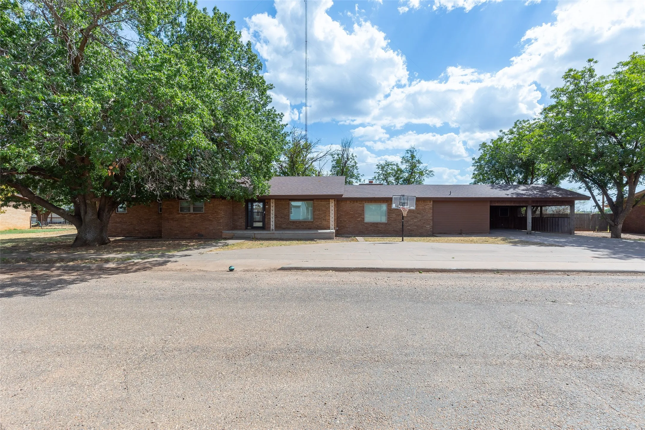 Single Family Residence For Sale in Kent County , 163 Williams Street, Jayton, Texas 79528, 4 Bedroom, 3 Bathroom, Garage spaces, 2,798 Sqft, built in 1965, mls#21324823, Real Estate Agent in Jayton, Homes For Sale in Kent county, Homes For Sale in Jayton, Realtor in Jayton Texas, Real Estate Brokerage Independent Realty Texas, Luminita Cordes Realtor