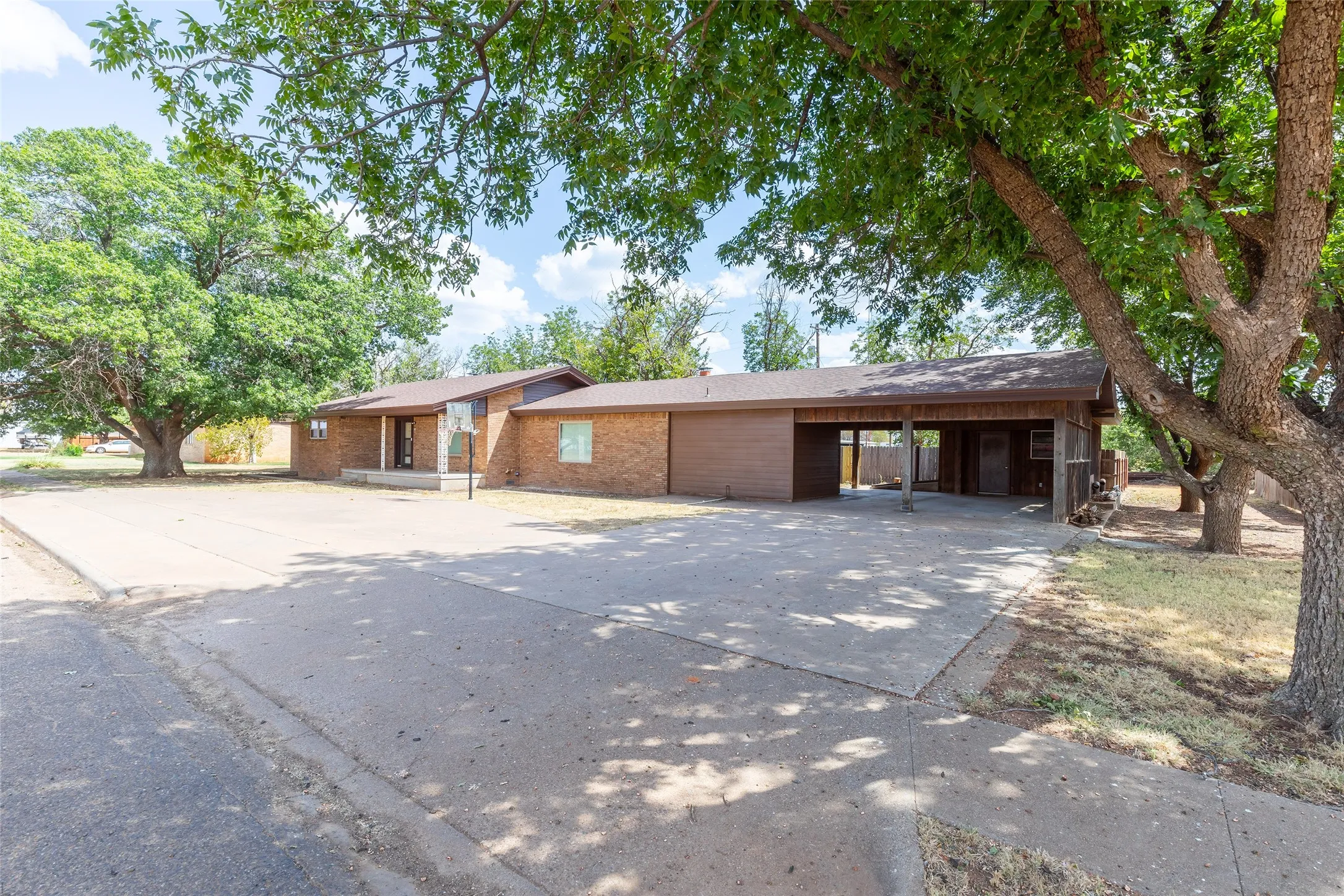Single Family Residence For Sale in Kent County , 163 Williams Street, Jayton, Texas 79528, 4 Bedroom, 3 Bathroom, Garage spaces, 2,798 Sqft, built in 1965, mls#21324823, Real Estate Agent in Jayton, Homes For Sale in Kent county, Homes For Sale in Jayton, Realtor in Jayton Texas, Real Estate Brokerage Independent Realty Texas, Luminita Cordes Realtor