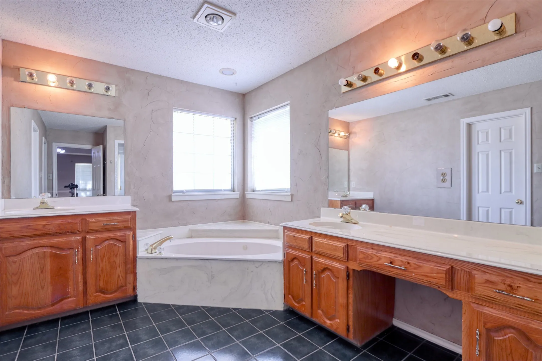 Single Family Residence For Sale in Dallas County , 711 Amesbury Drive, Mesquite, Texas 75150, 5 Bedroom, 4 Bathroom, 2 Garage spaces, 3,388 Sqft, built in 1989, mls#21380252, Real Estate Agent in Mesquite, Homes For Sale in Dallas county, Homes For Sale in Mesquite, Realtor in Mesquite Texas, Real Estate Brokerage Independent Realty Texas, Luminita Cordes Realtor