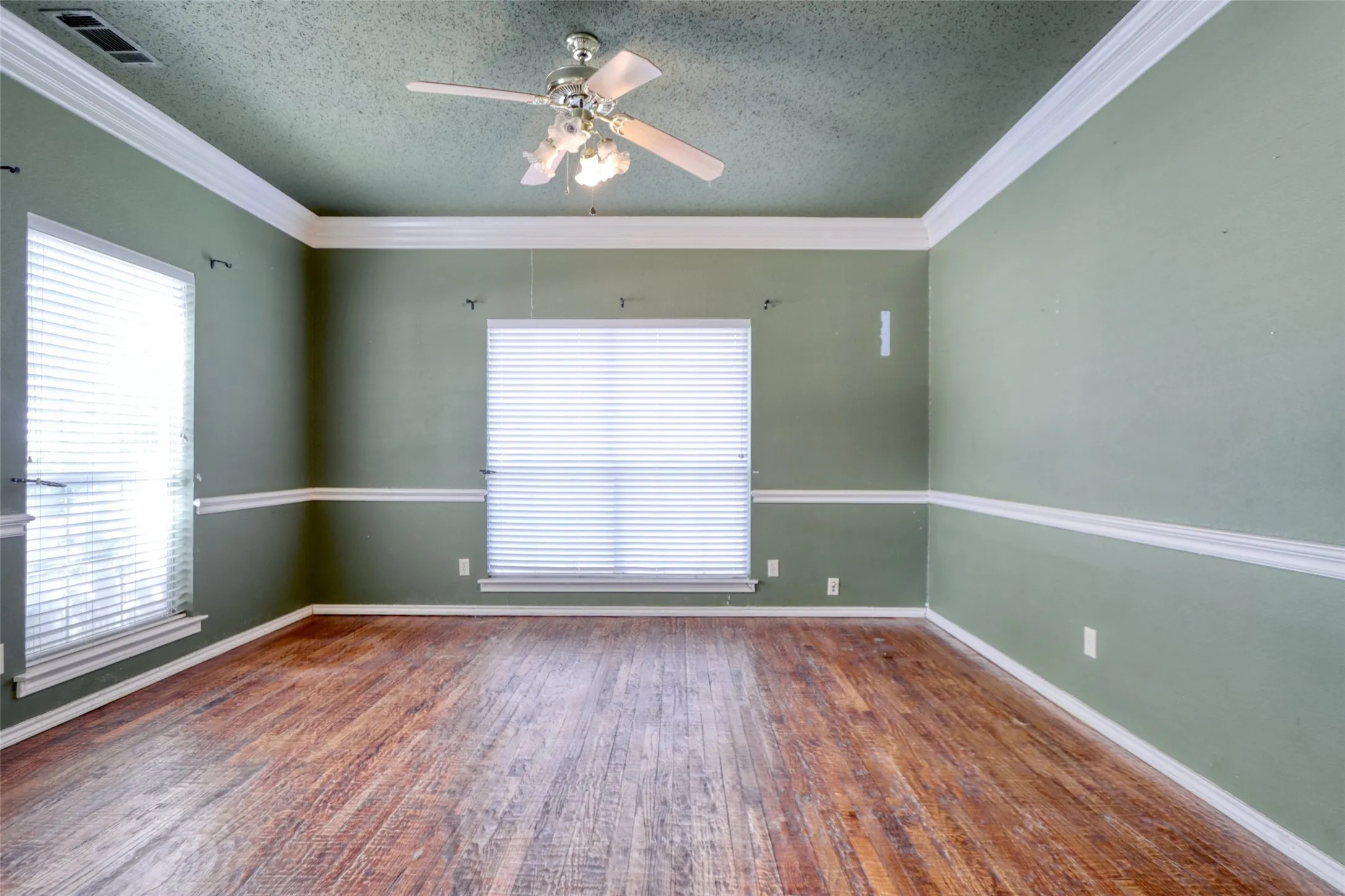 Single Family Residence For Sale in Dallas County , 711 Amesbury Drive, Mesquite, Texas 75150, 5 Bedroom, 4 Bathroom, 2 Garage spaces, 3,388 Sqft, built in 1989, mls#21380252, Real Estate Agent in Mesquite, Homes For Sale in Dallas county, Homes For Sale in Mesquite, Realtor in Mesquite Texas, Real Estate Brokerage Independent Realty Texas, Luminita Cordes Realtor