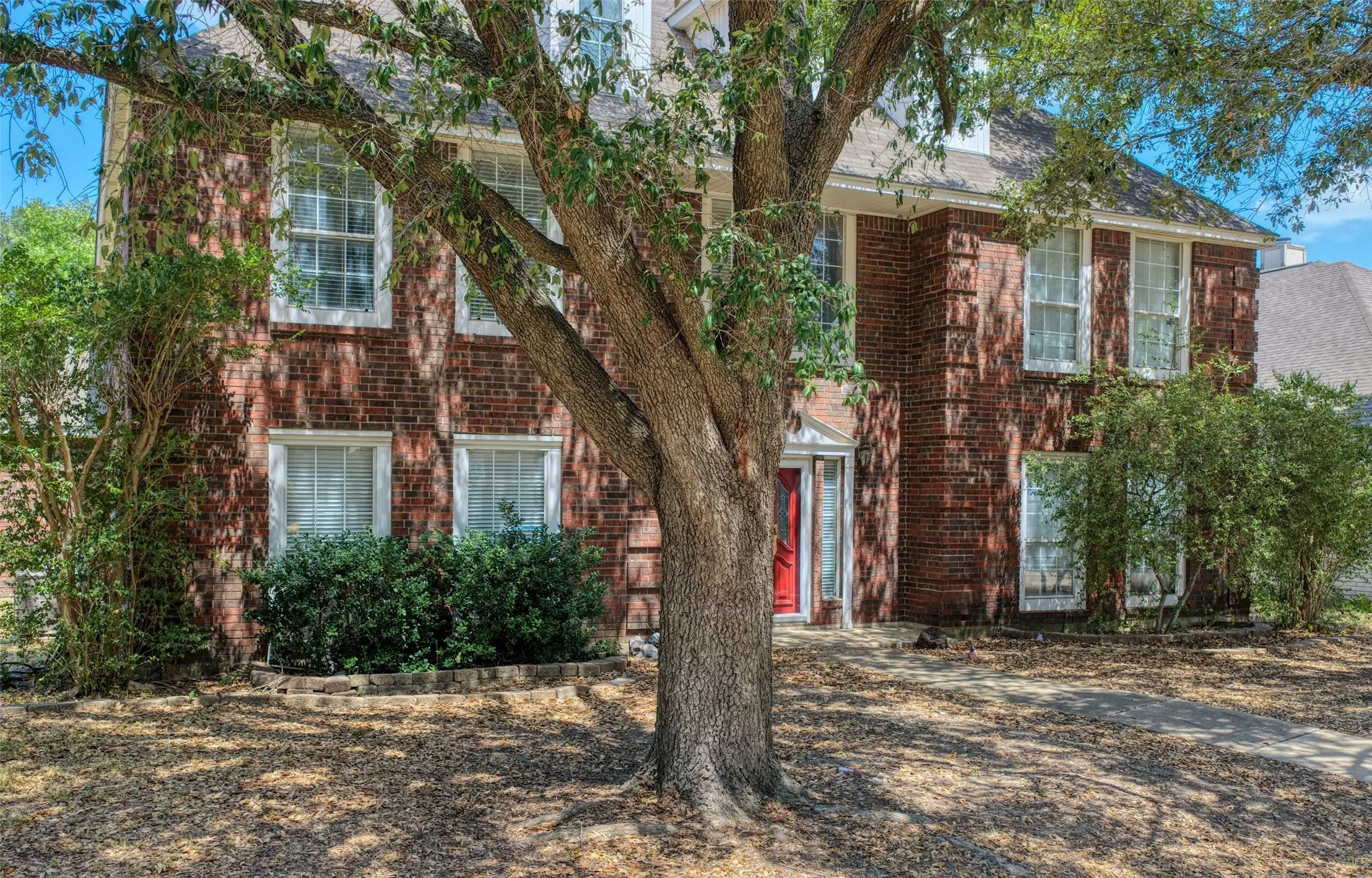 Single Family Residence For Sale in Dallas County , 711 Amesbury Drive, Mesquite, Texas 75150, 5 Bedroom, 4 Bathroom, 2 Garage spaces, 3,388 Sqft, built in 1989, mls#21380252, Real Estate Agent in Mesquite, Homes For Sale in Dallas county, Homes For Sale in Mesquite, Realtor in Mesquite Texas, Real Estate Brokerage Independent Realty Texas, Luminita Cordes Realtor