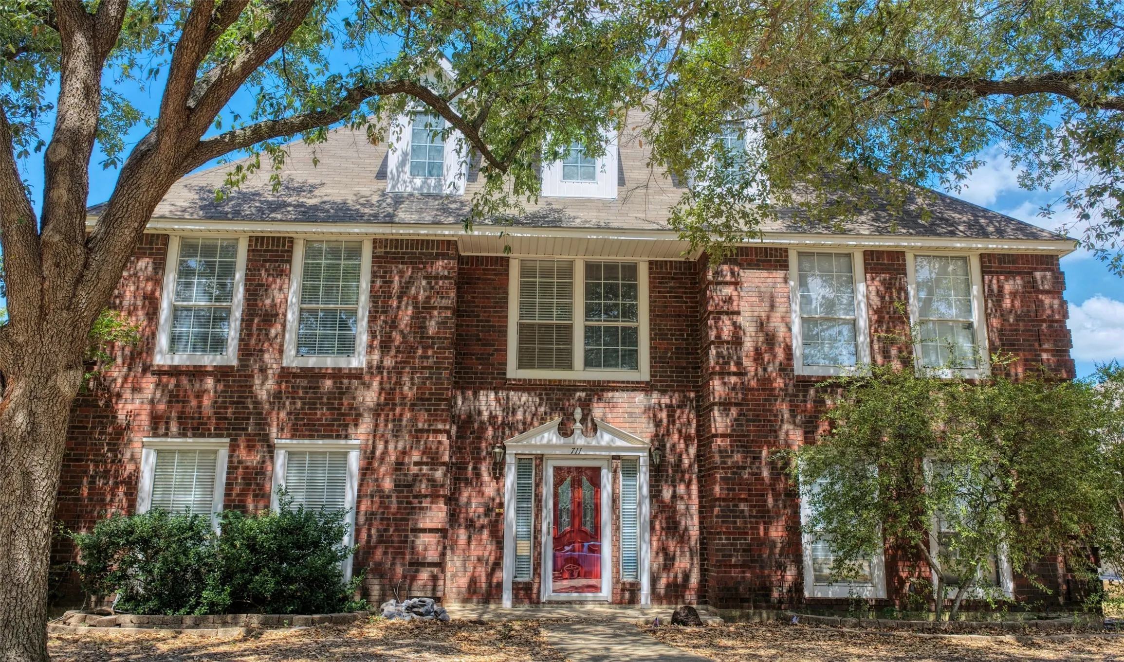 Single Family Residence For Sale in Dallas County , 711 Amesbury Drive, Mesquite, Texas 75150, 5 Bedroom, 4 Bathroom, 2 Garage spaces, 3,388 Sqft, built in 1989, mls#21380252, Real Estate Agent in Mesquite, Homes For Sale in Dallas county, Homes For Sale in Mesquite, Realtor in Mesquite Texas, Real Estate Brokerage Independent Realty Texas, Luminita Cordes Realtor