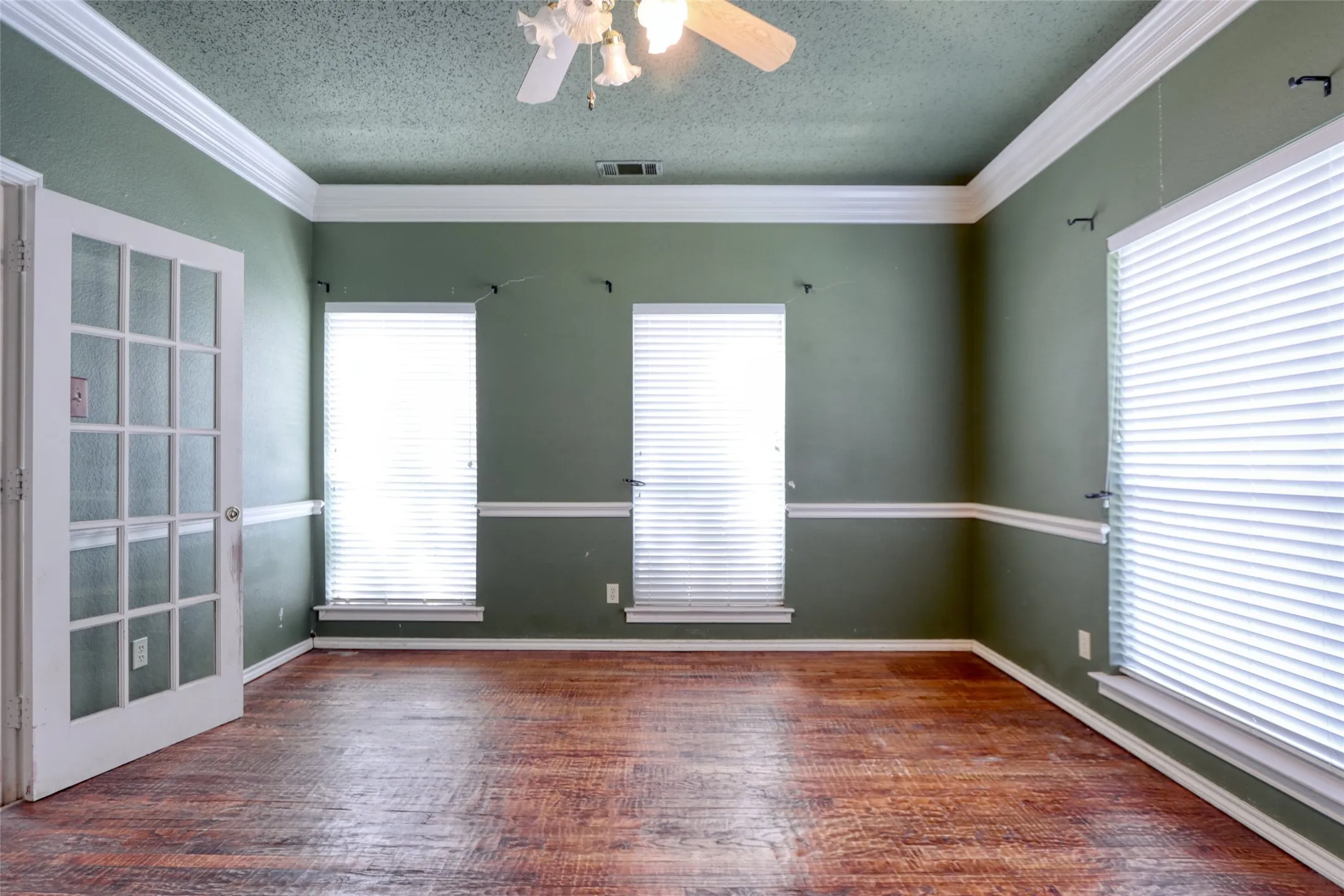 Single Family Residence For Sale in Dallas County , 711 Amesbury Drive, Mesquite, Texas 75150, 5 Bedroom, 4 Bathroom, 2 Garage spaces, 3,388 Sqft, built in 1989, mls#21380252, Real Estate Agent in Mesquite, Homes For Sale in Dallas county, Homes For Sale in Mesquite, Realtor in Mesquite Texas, Real Estate Brokerage Independent Realty Texas, Luminita Cordes Realtor