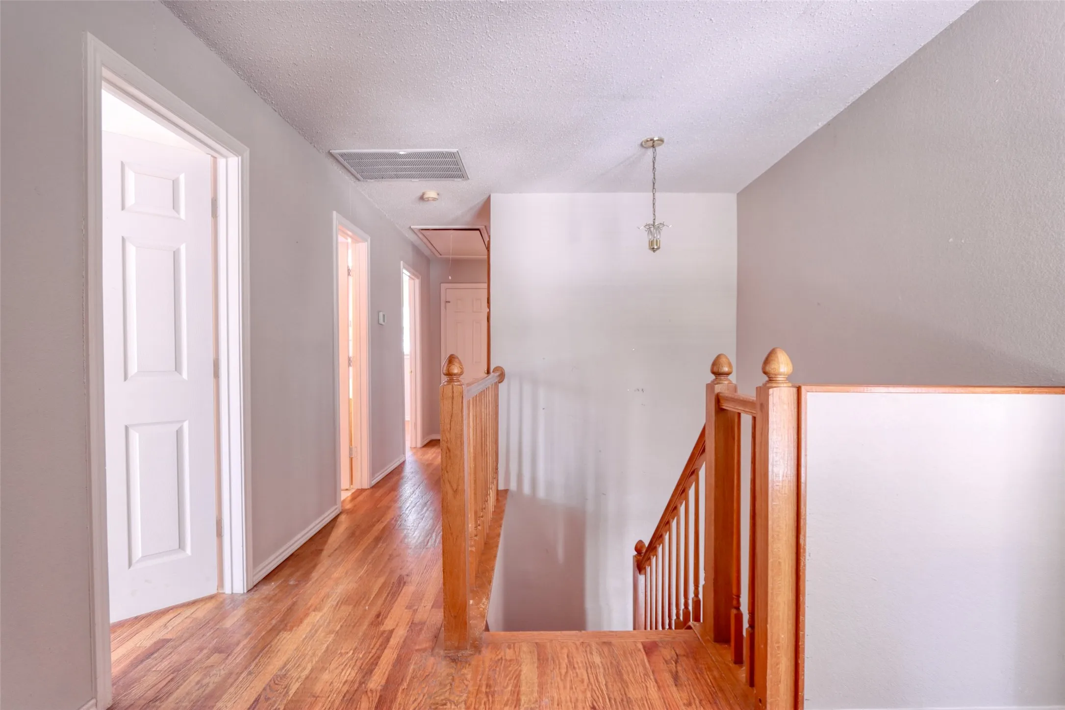Single Family Residence For Sale in Dallas County , 711 Amesbury Drive, Mesquite, Texas 75150, 5 Bedroom, 4 Bathroom, 2 Garage spaces, 3,388 Sqft, built in 1989, mls#21380252, Real Estate Agent in Mesquite, Homes For Sale in Dallas county, Homes For Sale in Mesquite, Realtor in Mesquite Texas, Real Estate Brokerage Independent Realty Texas, Luminita Cordes Realtor
