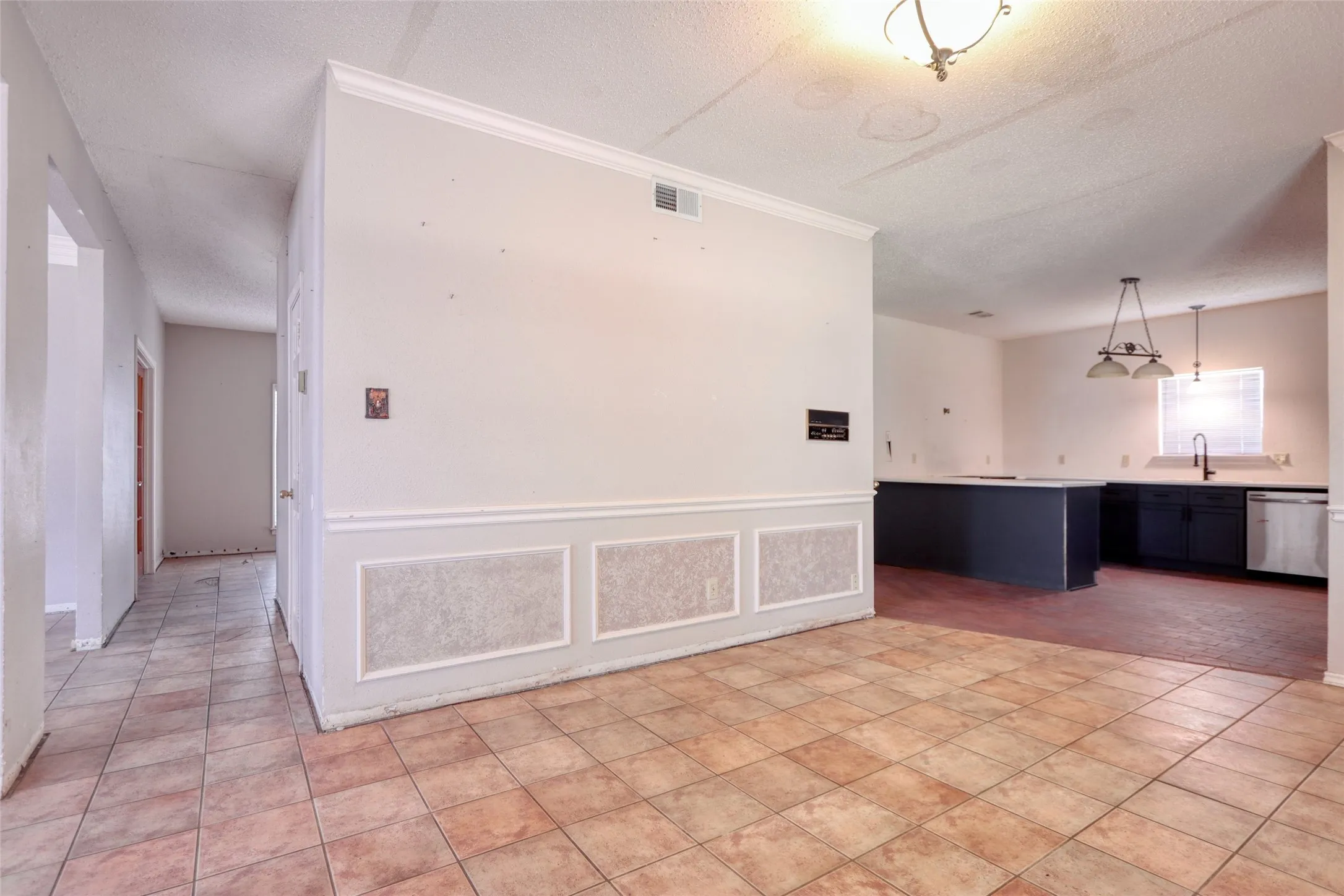 Single Family Residence For Sale in Dallas County , 711 Amesbury Drive, Mesquite, Texas 75150, 5 Bedroom, 4 Bathroom, 2 Garage spaces, 3,388 Sqft, built in 1989, mls#21380252, Real Estate Agent in Mesquite, Homes For Sale in Dallas county, Homes For Sale in Mesquite, Realtor in Mesquite Texas, Real Estate Brokerage Independent Realty Texas, Luminita Cordes Realtor