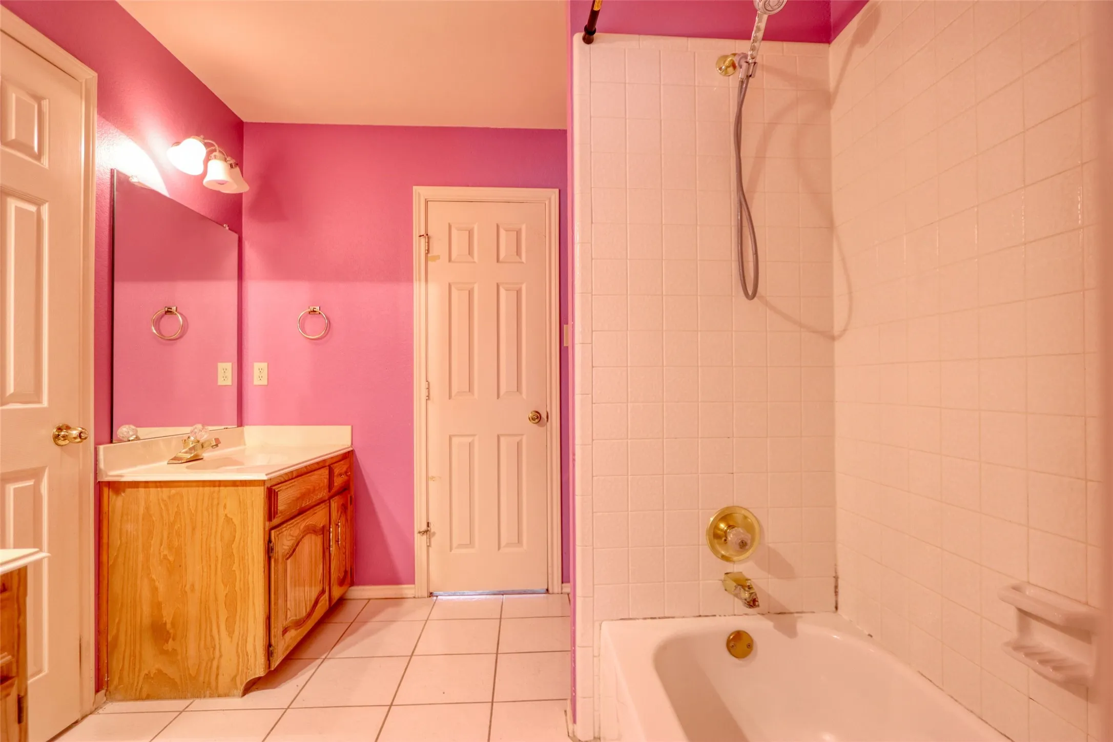 Single Family Residence For Sale in Dallas County , 711 Amesbury Drive, Mesquite, Texas 75150, 5 Bedroom, 4 Bathroom, 2 Garage spaces, 3,388 Sqft, built in 1989, mls#21380252, Real Estate Agent in Mesquite, Homes For Sale in Dallas county, Homes For Sale in Mesquite, Realtor in Mesquite Texas, Real Estate Brokerage Independent Realty Texas, Luminita Cordes Realtor