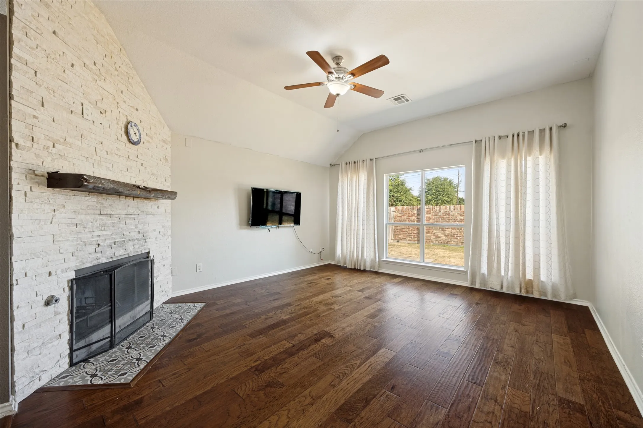 Single Family Residence For Sale in Collin County , 4620 Whitehall Court, Mc Kinney, Texas 75070, 4 Bedroom, 3 Bathroom, 2 Garage spaces, 2,626 Sqft, built in 2002, mls#21380349, Real Estate Agent in Mc Kinney, Homes For Sale in Collin county, Homes For Sale in Mc Kinney, Realtor in Mc Kinney Texas, Real Estate Brokerage Independent Realty Texas, Luminita Cordes Realtor