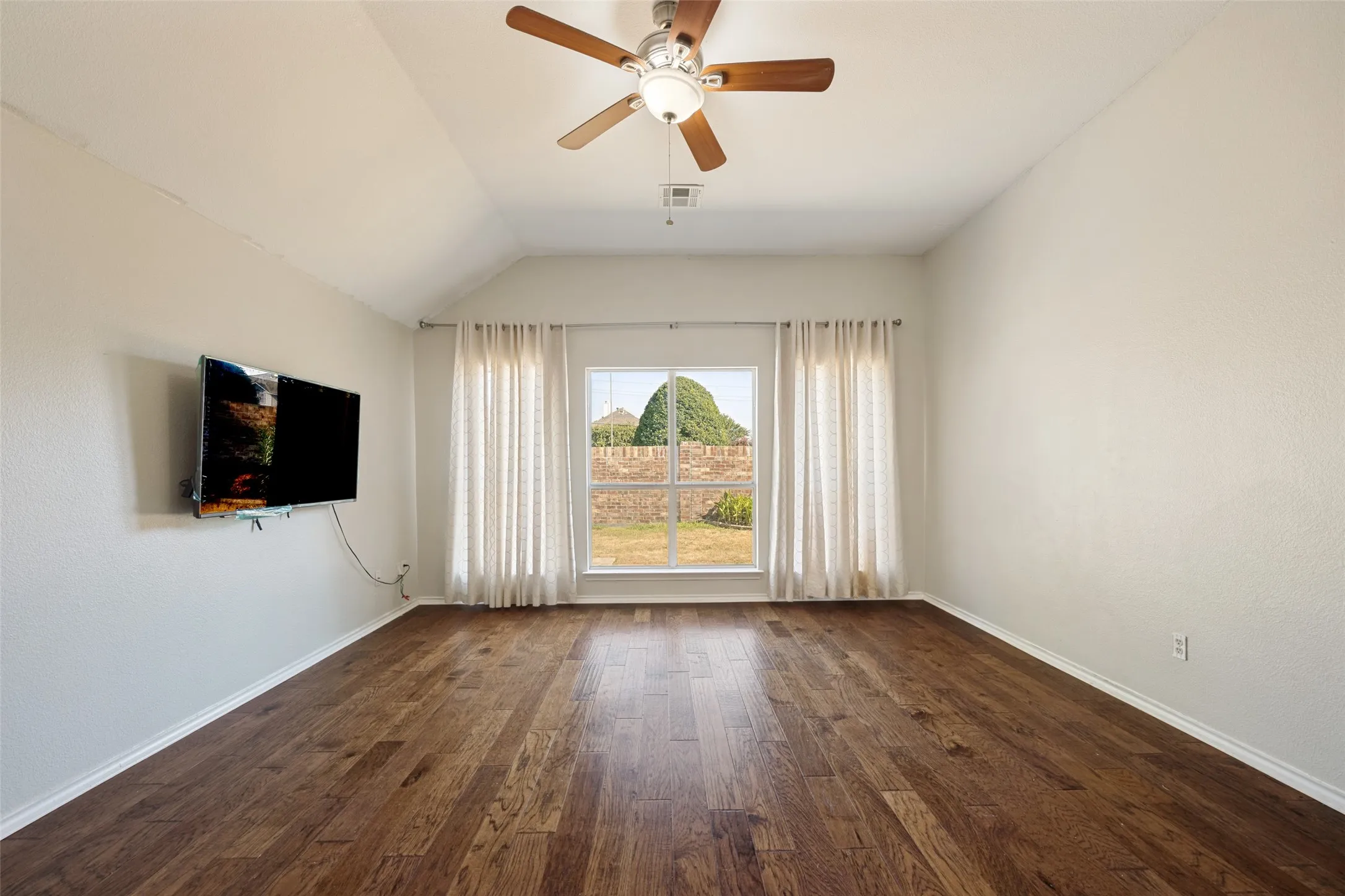 Single Family Residence For Sale in Collin County , 4620 Whitehall Court, Mc Kinney, Texas 75070, 4 Bedroom, 3 Bathroom, 2 Garage spaces, 2,626 Sqft, built in 2002, mls#21380349, Real Estate Agent in Mc Kinney, Homes For Sale in Collin county, Homes For Sale in Mc Kinney, Realtor in Mc Kinney Texas, Real Estate Brokerage Independent Realty Texas, Luminita Cordes Realtor