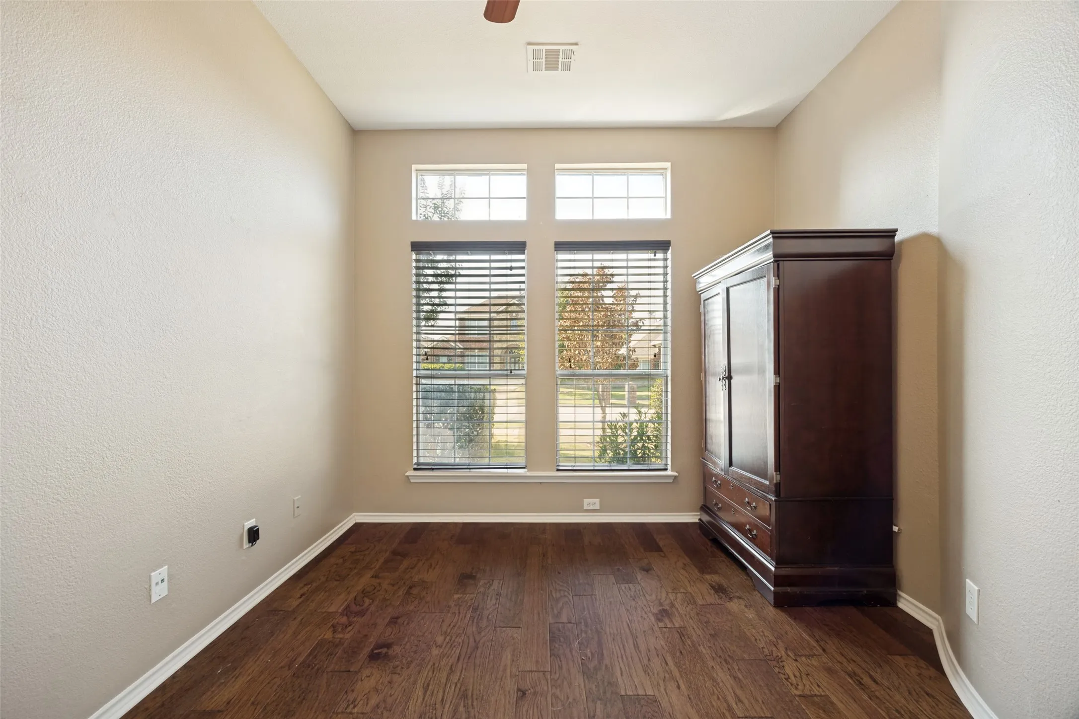 Single Family Residence For Sale in Collin County , 4620 Whitehall Court, Mc Kinney, Texas 75070, 4 Bedroom, 3 Bathroom, 2 Garage spaces, 2,626 Sqft, built in 2002, mls#21380349, Real Estate Agent in Mc Kinney, Homes For Sale in Collin county, Homes For Sale in Mc Kinney, Realtor in Mc Kinney Texas, Real Estate Brokerage Independent Realty Texas, Luminita Cordes Realtor