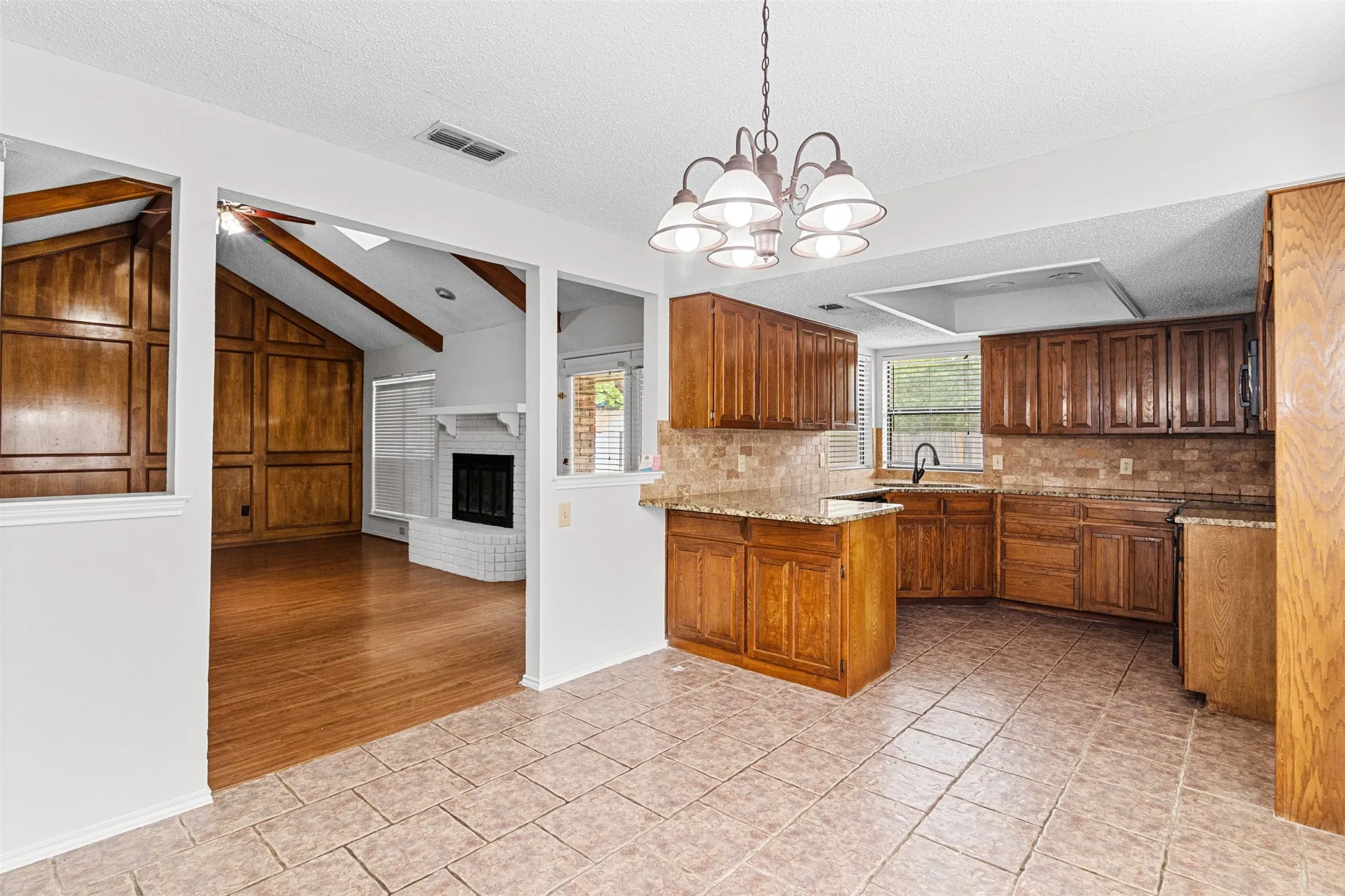 Single Family Residence For Sale in Tarrant County , 6403 Aires Drive, Arlington, Texas 76001, 3 Bedroom, 2 Bathroom, 2 Garage spaces, 1,526 Sqft, built in 1986, mls#21382675, Real Estate Agent in Arlington, Homes For Sale in Tarrant county, Homes For Sale in Arlington, Realtor in Arlington Texas, Real Estate Brokerage Independent Realty Texas, Luminita Cordes Realtor