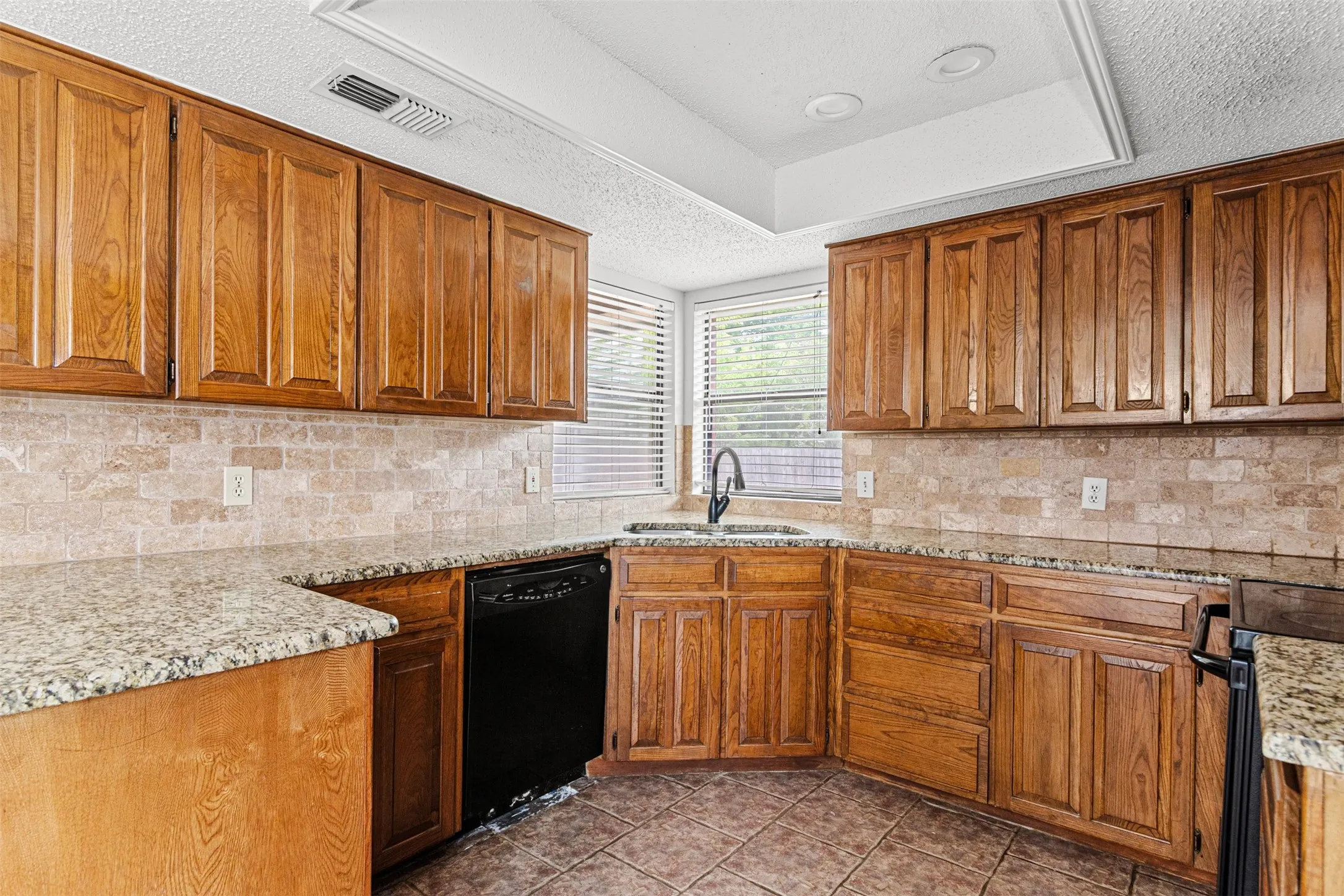 Single Family Residence For Sale in Tarrant County , 6403 Aires Drive, Arlington, Texas 76001, 3 Bedroom, 2 Bathroom, 2 Garage spaces, 1,526 Sqft, built in 1986, mls#21382675, Real Estate Agent in Arlington, Homes For Sale in Tarrant county, Homes For Sale in Arlington, Realtor in Arlington Texas, Real Estate Brokerage Independent Realty Texas, Luminita Cordes Realtor