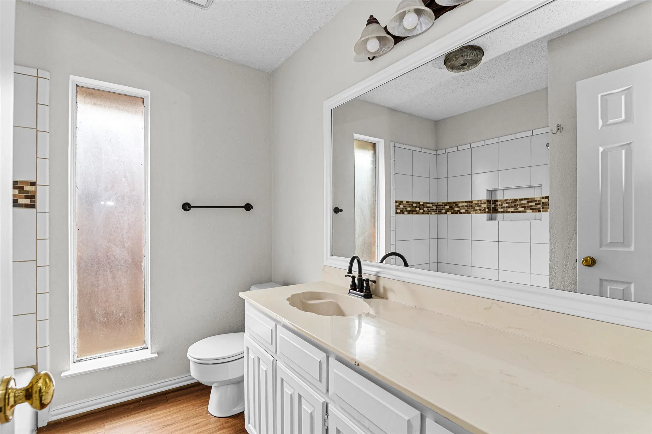 Single Family Residence For Sale in Tarrant County , 6403 Aires Drive, Arlington, Texas 76001, 3 Bedroom, 2 Bathroom, 2 Garage spaces, 1,526 Sqft, built in 1986, mls#21382675, Real Estate Agent in Arlington, Homes For Sale in Tarrant county, Homes For Sale in Arlington, Realtor in Arlington Texas, Real Estate Brokerage Independent Realty Texas, Luminita Cordes Realtor