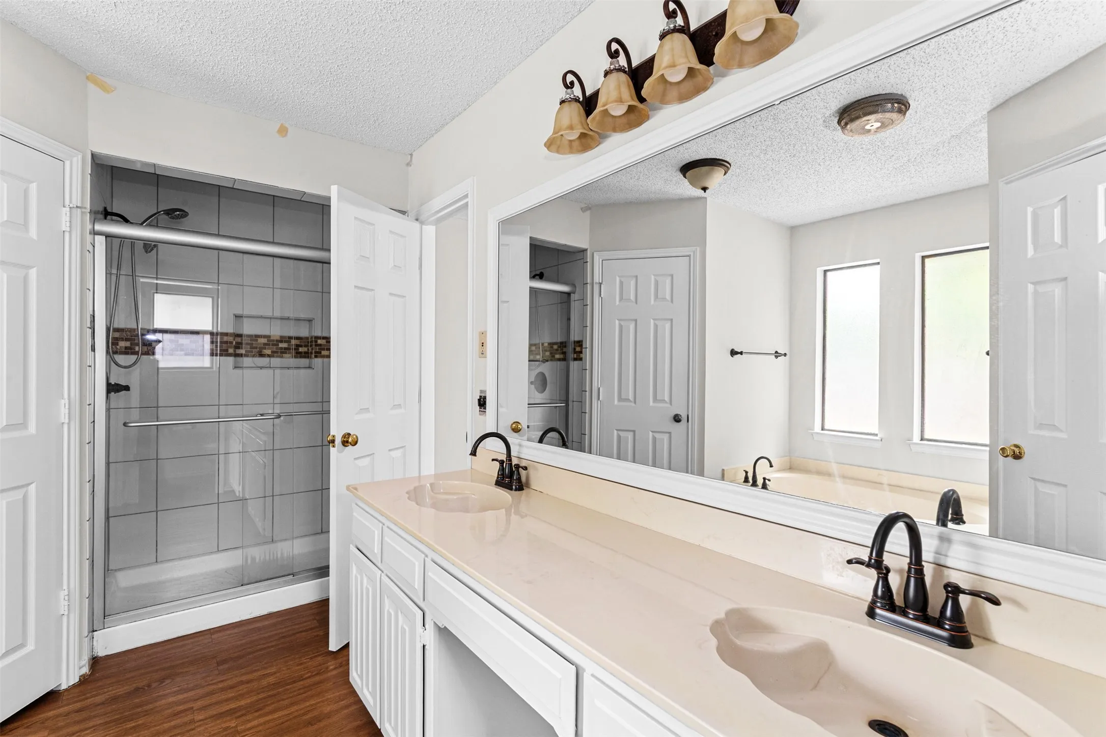 Single Family Residence For Sale in Tarrant County , 6403 Aires Drive, Arlington, Texas 76001, 3 Bedroom, 2 Bathroom, 2 Garage spaces, 1,526 Sqft, built in 1986, mls#21382675, Real Estate Agent in Arlington, Homes For Sale in Tarrant county, Homes For Sale in Arlington, Realtor in Arlington Texas, Real Estate Brokerage Independent Realty Texas, Luminita Cordes Realtor