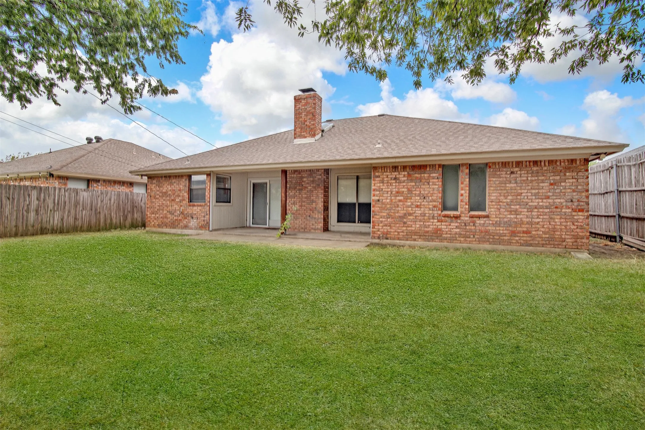 Single Family Residence For Sale in Tarrant County , 6403 Aires Drive, Arlington, Texas 76001, 3 Bedroom, 2 Bathroom, 2 Garage spaces, 1,526 Sqft, built in 1986, mls#21382675, Real Estate Agent in Arlington, Homes For Sale in Tarrant county, Homes For Sale in Arlington, Realtor in Arlington Texas, Real Estate Brokerage Independent Realty Texas, Luminita Cordes Realtor