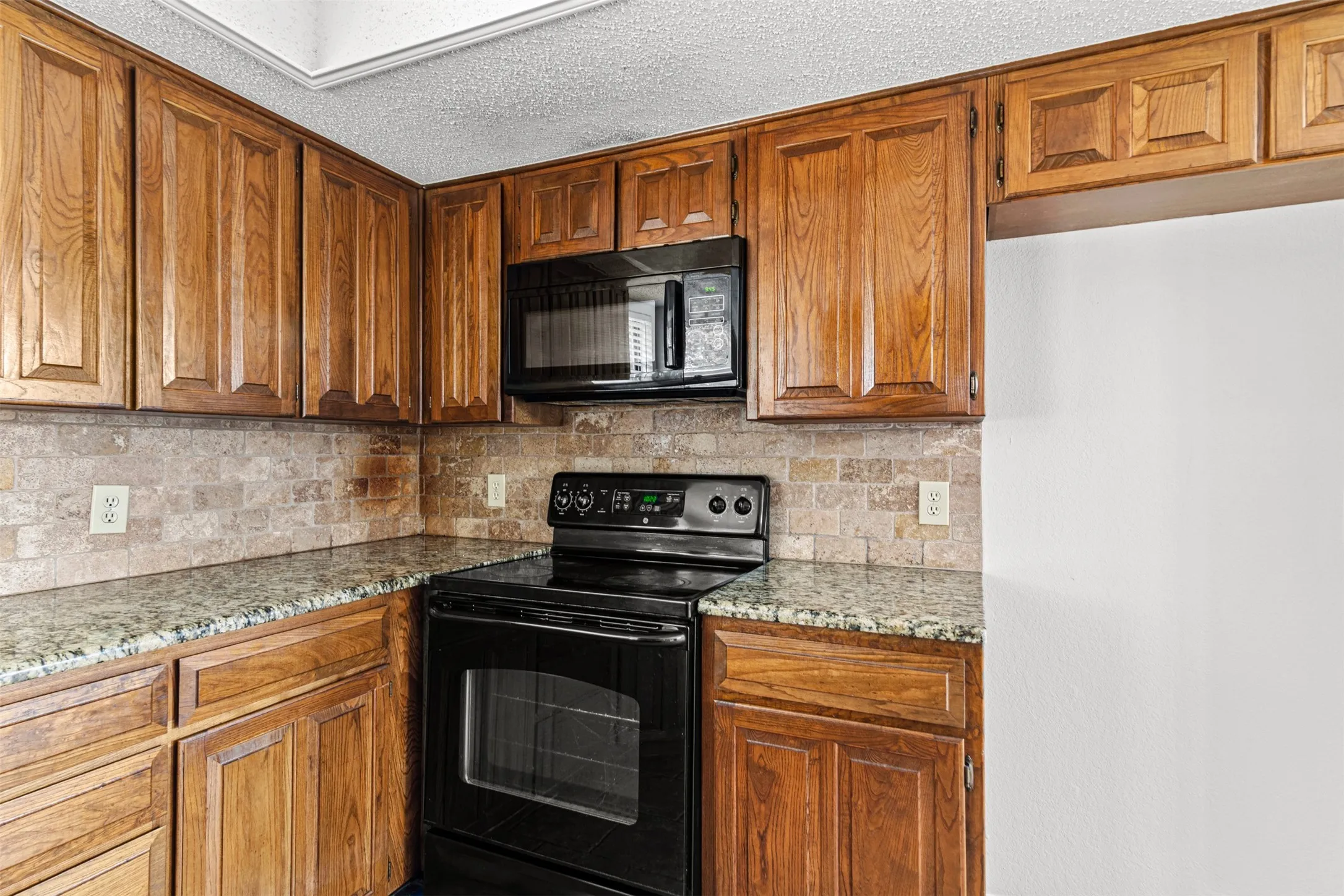 Single Family Residence For Sale in Tarrant County , 6403 Aires Drive, Arlington, Texas 76001, 3 Bedroom, 2 Bathroom, 2 Garage spaces, 1,526 Sqft, built in 1986, mls#21382675, Real Estate Agent in Arlington, Homes For Sale in Tarrant county, Homes For Sale in Arlington, Realtor in Arlington Texas, Real Estate Brokerage Independent Realty Texas, Luminita Cordes Realtor