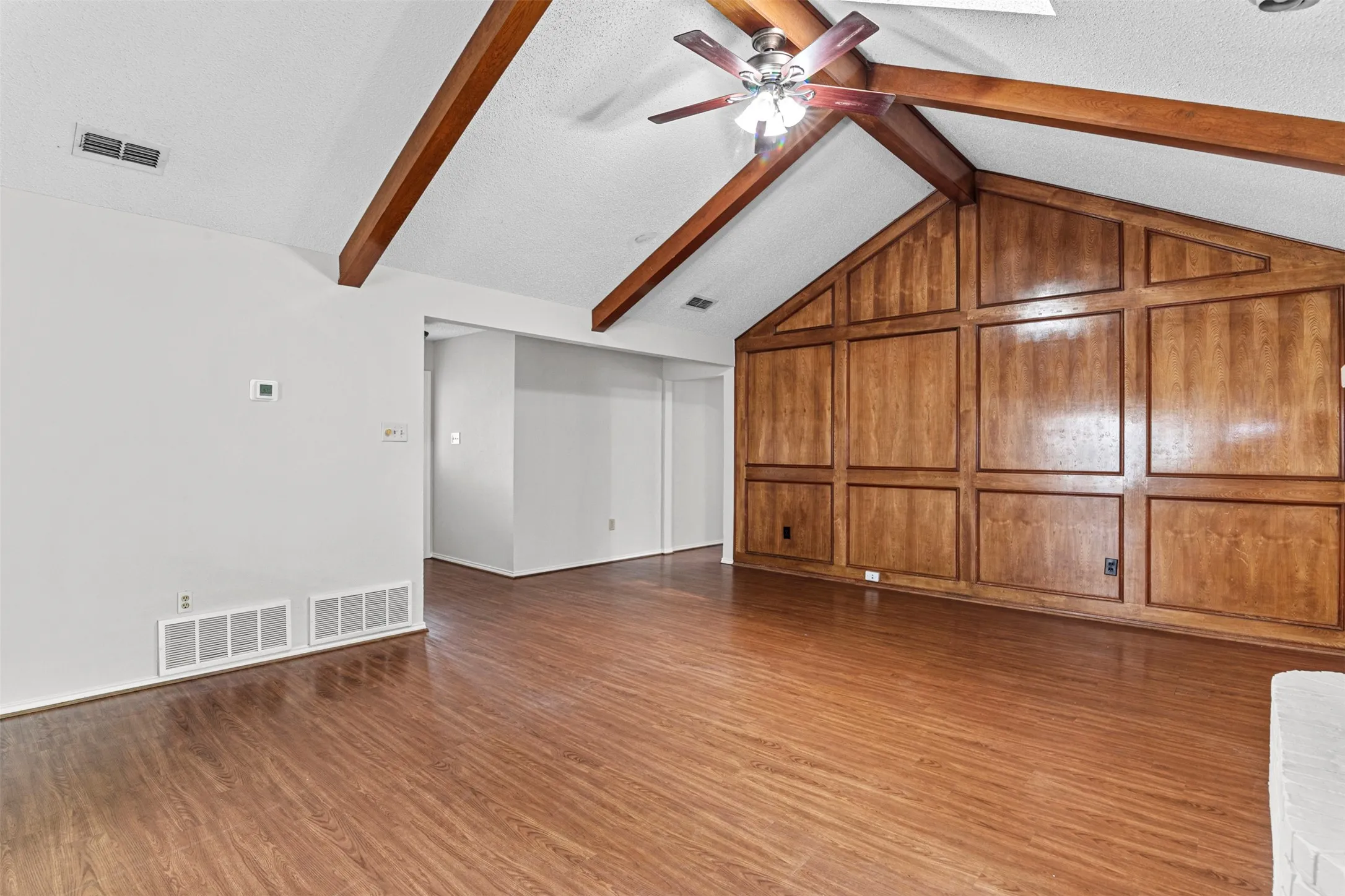 Single Family Residence For Sale in Tarrant County , 6403 Aires Drive, Arlington, Texas 76001, 3 Bedroom, 2 Bathroom, 2 Garage spaces, 1,526 Sqft, built in 1986, mls#21382675, Real Estate Agent in Arlington, Homes For Sale in Tarrant county, Homes For Sale in Arlington, Realtor in Arlington Texas, Real Estate Brokerage Independent Realty Texas, Luminita Cordes Realtor