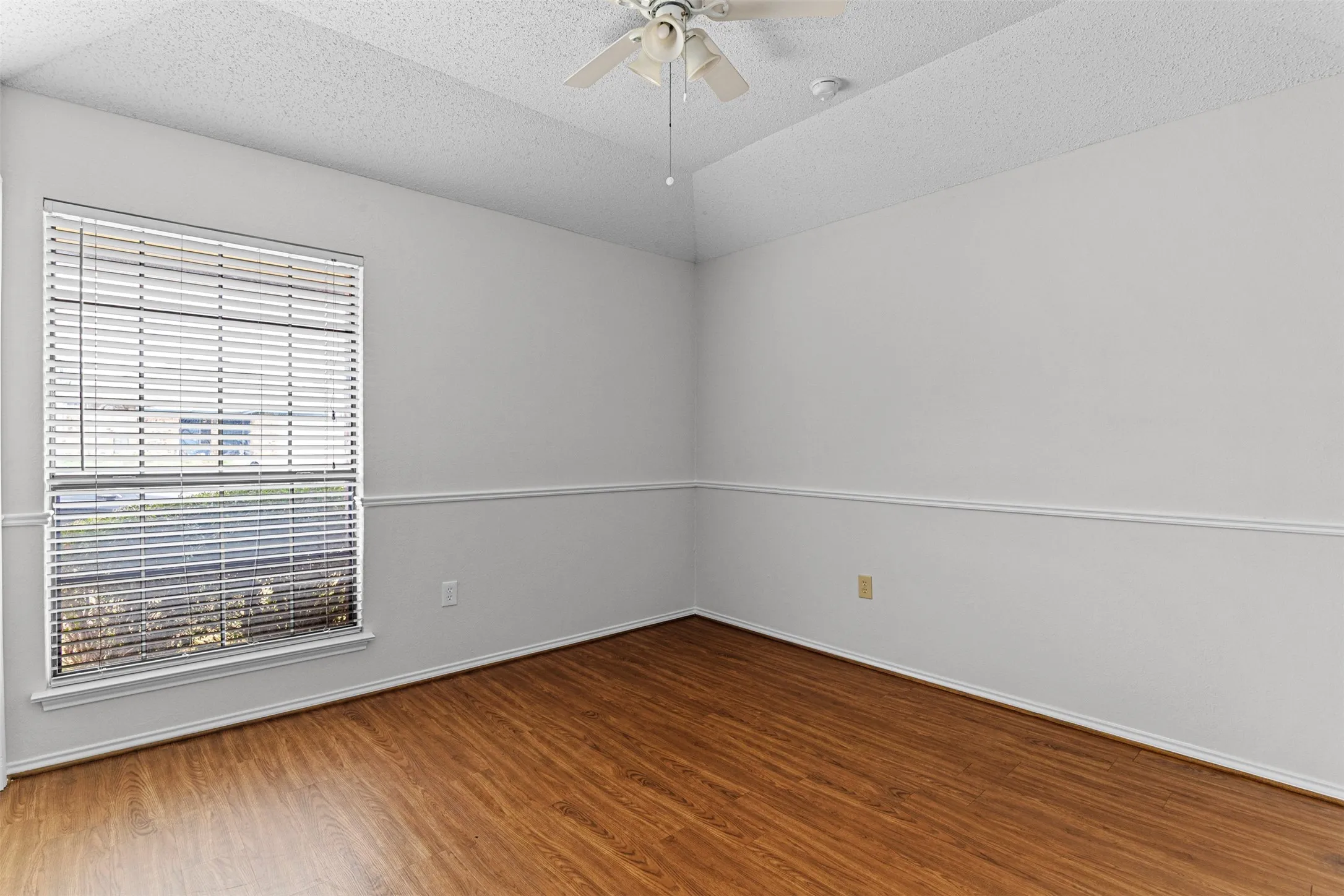Single Family Residence For Sale in Tarrant County , 6403 Aires Drive, Arlington, Texas 76001, 3 Bedroom, 2 Bathroom, 2 Garage spaces, 1,526 Sqft, built in 1986, mls#21382675, Real Estate Agent in Arlington, Homes For Sale in Tarrant county, Homes For Sale in Arlington, Realtor in Arlington Texas, Real Estate Brokerage Independent Realty Texas, Luminita Cordes Realtor