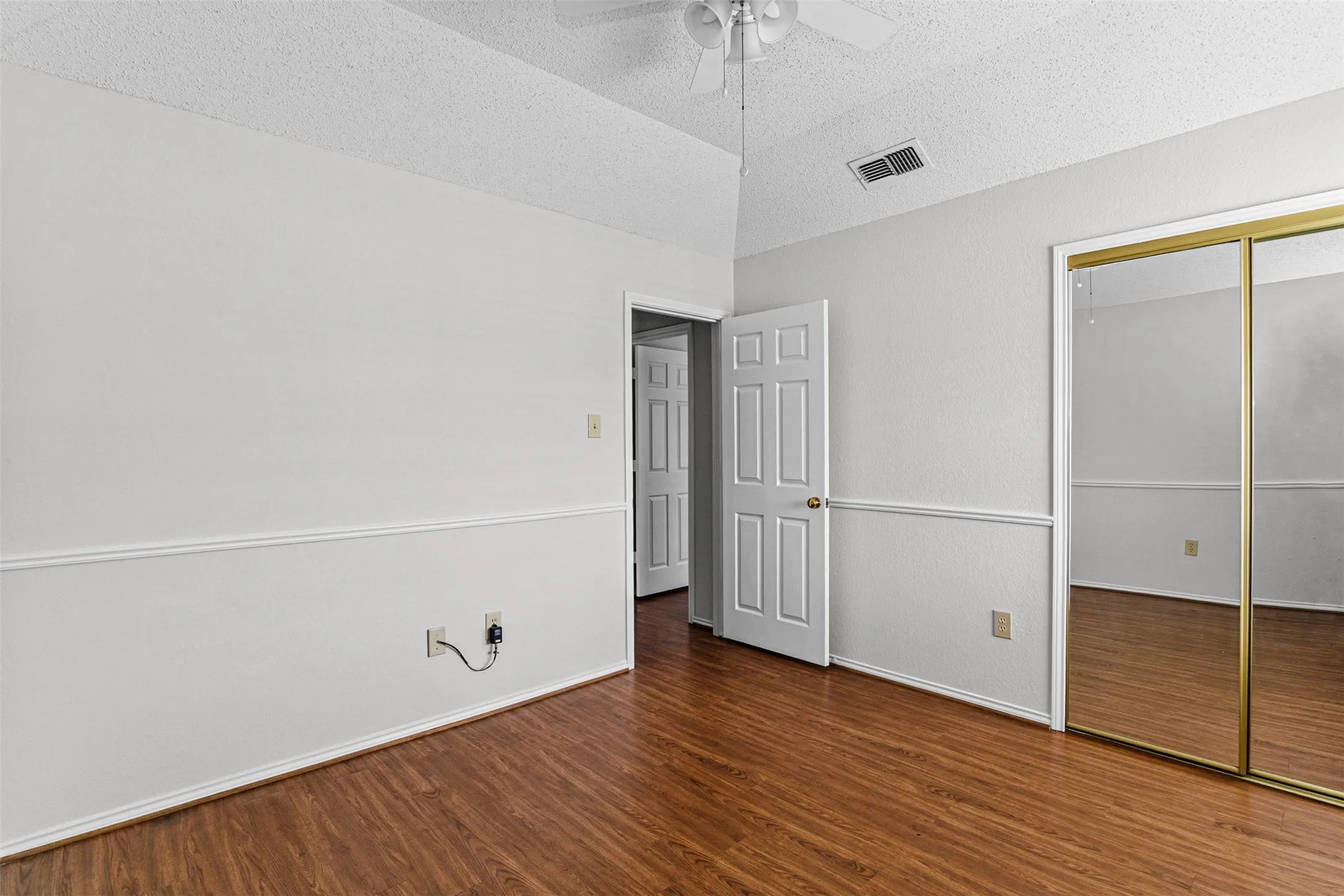Single Family Residence For Sale in Tarrant County , 6403 Aires Drive, Arlington, Texas 76001, 3 Bedroom, 2 Bathroom, 2 Garage spaces, 1,526 Sqft, built in 1986, mls#21382675, Real Estate Agent in Arlington, Homes For Sale in Tarrant county, Homes For Sale in Arlington, Realtor in Arlington Texas, Real Estate Brokerage Independent Realty Texas, Luminita Cordes Realtor