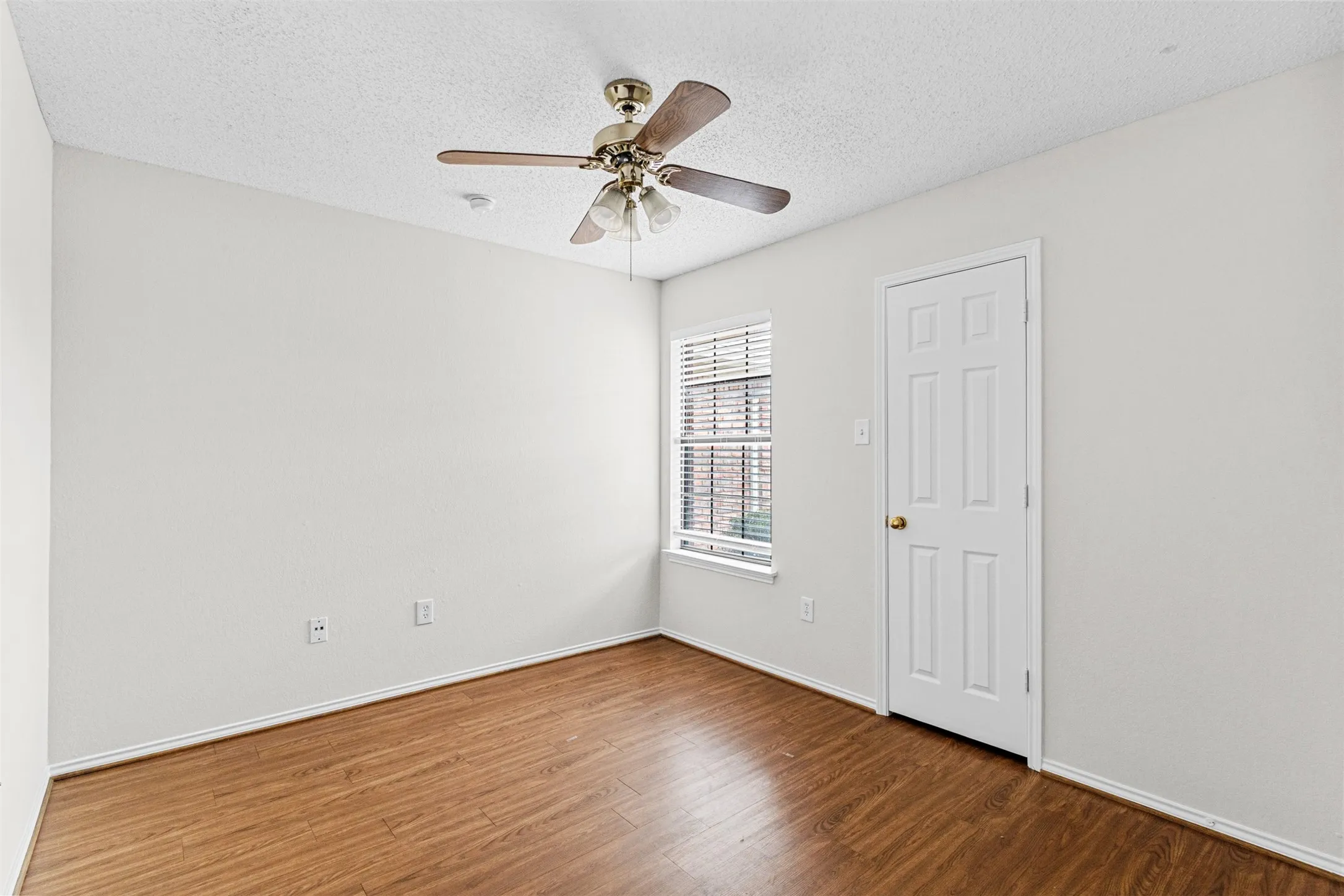 Single Family Residence For Sale in Tarrant County , 6403 Aires Drive, Arlington, Texas 76001, 3 Bedroom, 2 Bathroom, 2 Garage spaces, 1,526 Sqft, built in 1986, mls#21382675, Real Estate Agent in Arlington, Homes For Sale in Tarrant county, Homes For Sale in Arlington, Realtor in Arlington Texas, Real Estate Brokerage Independent Realty Texas, Luminita Cordes Realtor