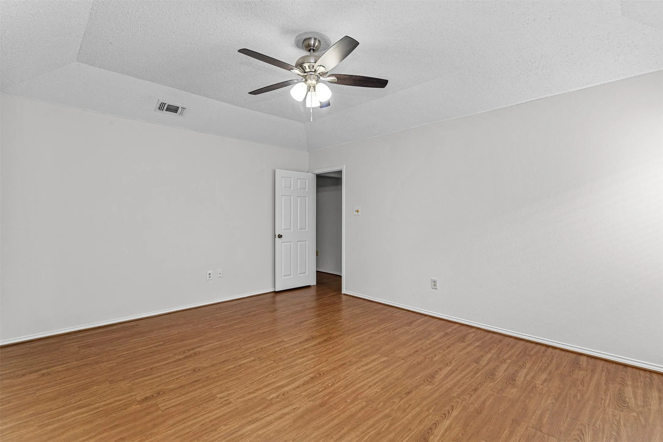 Single Family Residence For Sale in Tarrant County , 6403 Aires Drive, Arlington, Texas 76001, 3 Bedroom, 2 Bathroom, 2 Garage spaces, 1,526 Sqft, built in 1986, mls#21382675, Real Estate Agent in Arlington, Homes For Sale in Tarrant county, Homes For Sale in Arlington, Realtor in Arlington Texas, Real Estate Brokerage Independent Realty Texas, Luminita Cordes Realtor
