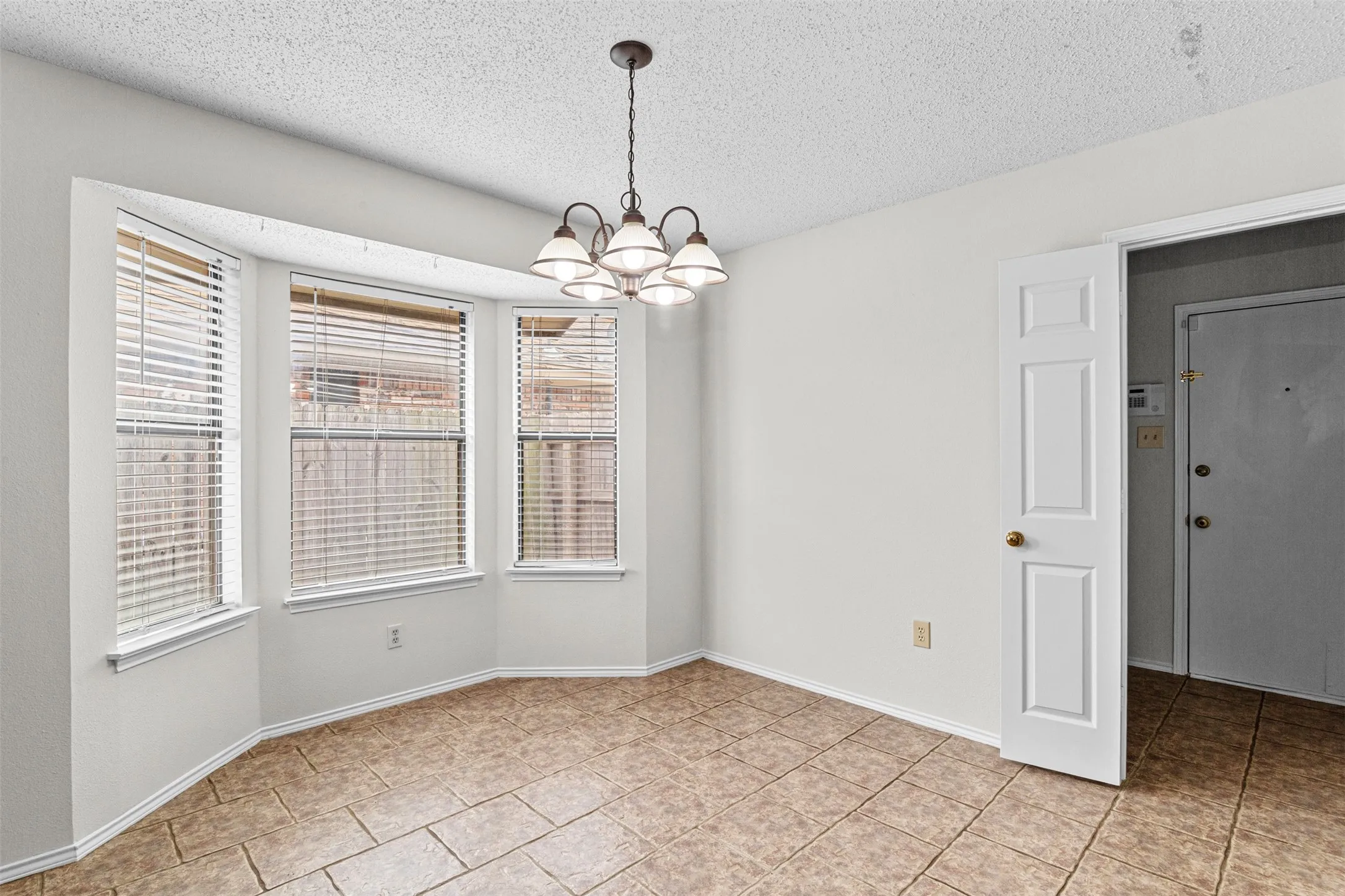 Single Family Residence For Sale in Tarrant County , 6403 Aires Drive, Arlington, Texas 76001, 3 Bedroom, 2 Bathroom, 2 Garage spaces, 1,526 Sqft, built in 1986, mls#21382675, Real Estate Agent in Arlington, Homes For Sale in Tarrant county, Homes For Sale in Arlington, Realtor in Arlington Texas, Real Estate Brokerage Independent Realty Texas, Luminita Cordes Realtor