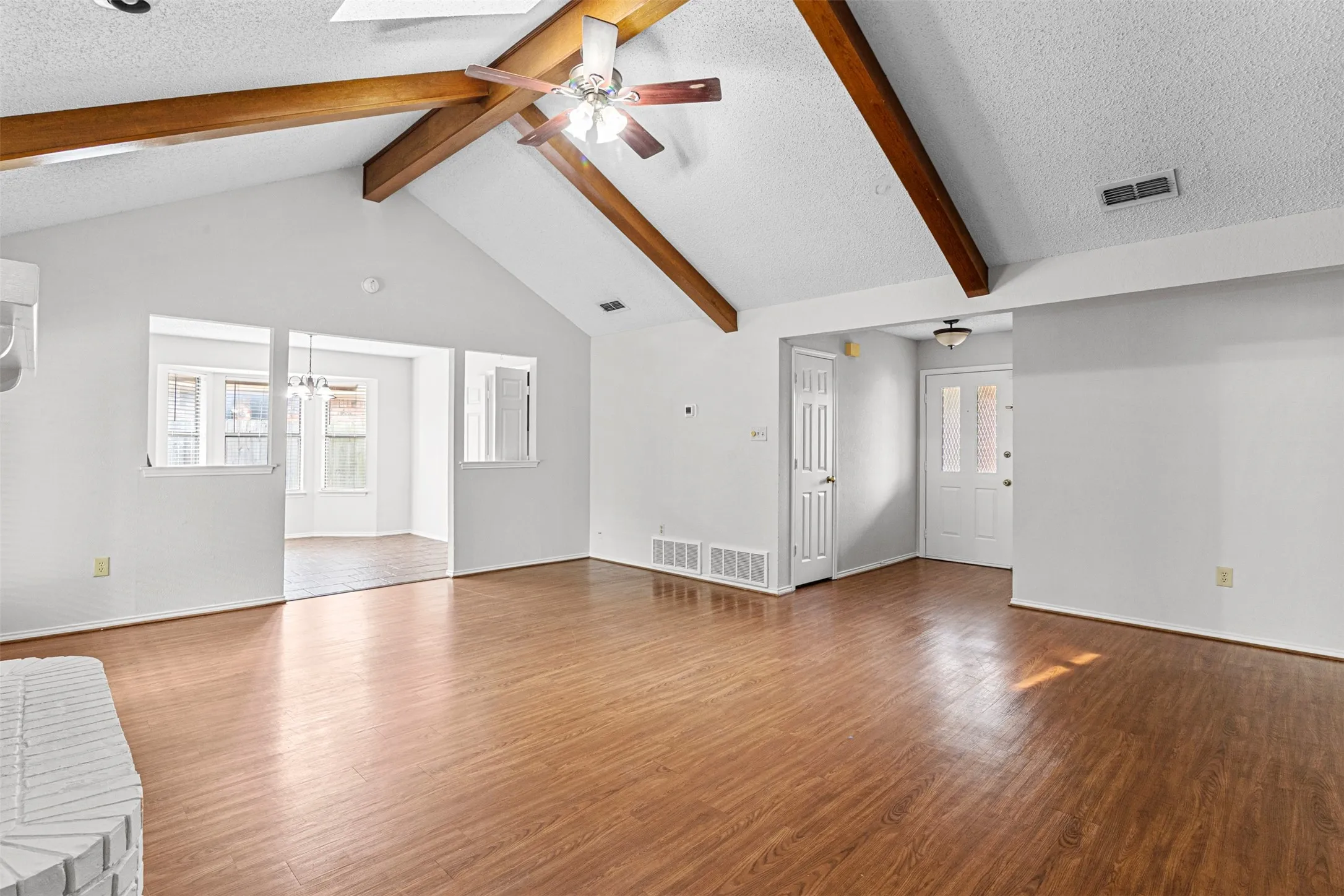 Single Family Residence For Sale in Tarrant County , 6403 Aires Drive, Arlington, Texas 76001, 3 Bedroom, 2 Bathroom, 2 Garage spaces, 1,526 Sqft, built in 1986, mls#21382675, Real Estate Agent in Arlington, Homes For Sale in Tarrant county, Homes For Sale in Arlington, Realtor in Arlington Texas, Real Estate Brokerage Independent Realty Texas, Luminita Cordes Realtor