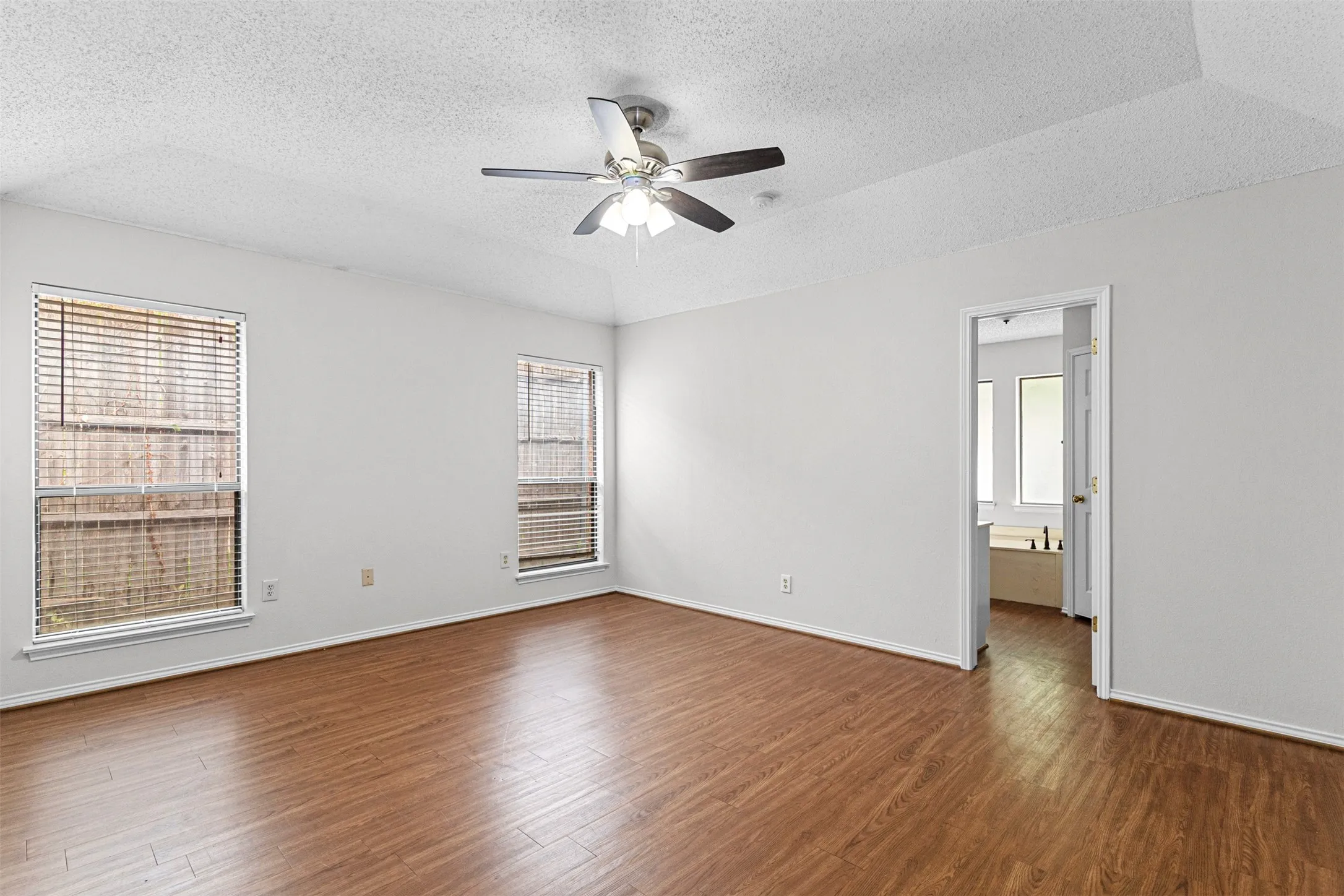Single Family Residence For Sale in Tarrant County , 6403 Aires Drive, Arlington, Texas 76001, 3 Bedroom, 2 Bathroom, 2 Garage spaces, 1,526 Sqft, built in 1986, mls#21382675, Real Estate Agent in Arlington, Homes For Sale in Tarrant county, Homes For Sale in Arlington, Realtor in Arlington Texas, Real Estate Brokerage Independent Realty Texas, Luminita Cordes Realtor