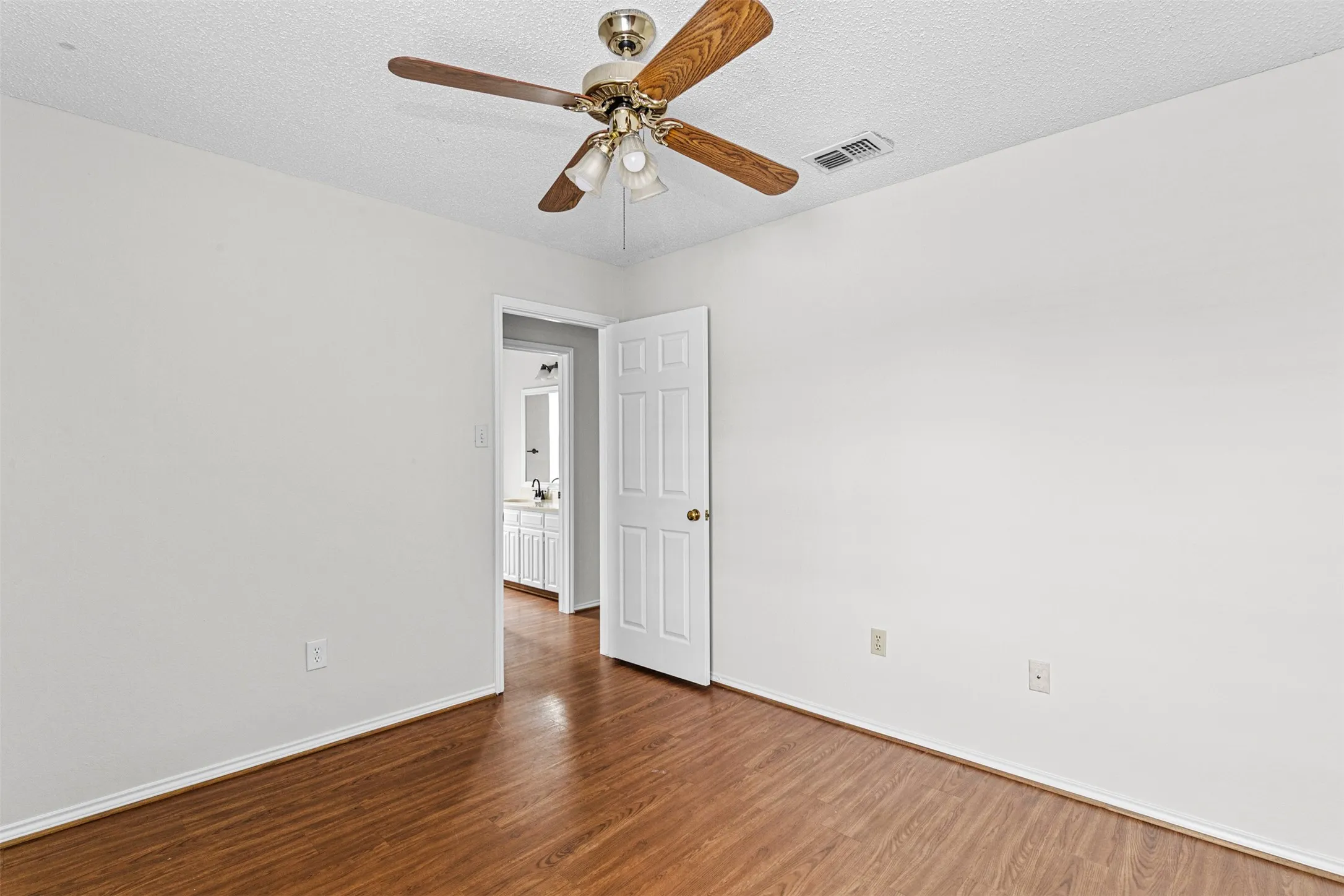 Single Family Residence For Sale in Tarrant County , 6403 Aires Drive, Arlington, Texas 76001, 3 Bedroom, 2 Bathroom, 2 Garage spaces, 1,526 Sqft, built in 1986, mls#21382675, Real Estate Agent in Arlington, Homes For Sale in Tarrant county, Homes For Sale in Arlington, Realtor in Arlington Texas, Real Estate Brokerage Independent Realty Texas, Luminita Cordes Realtor