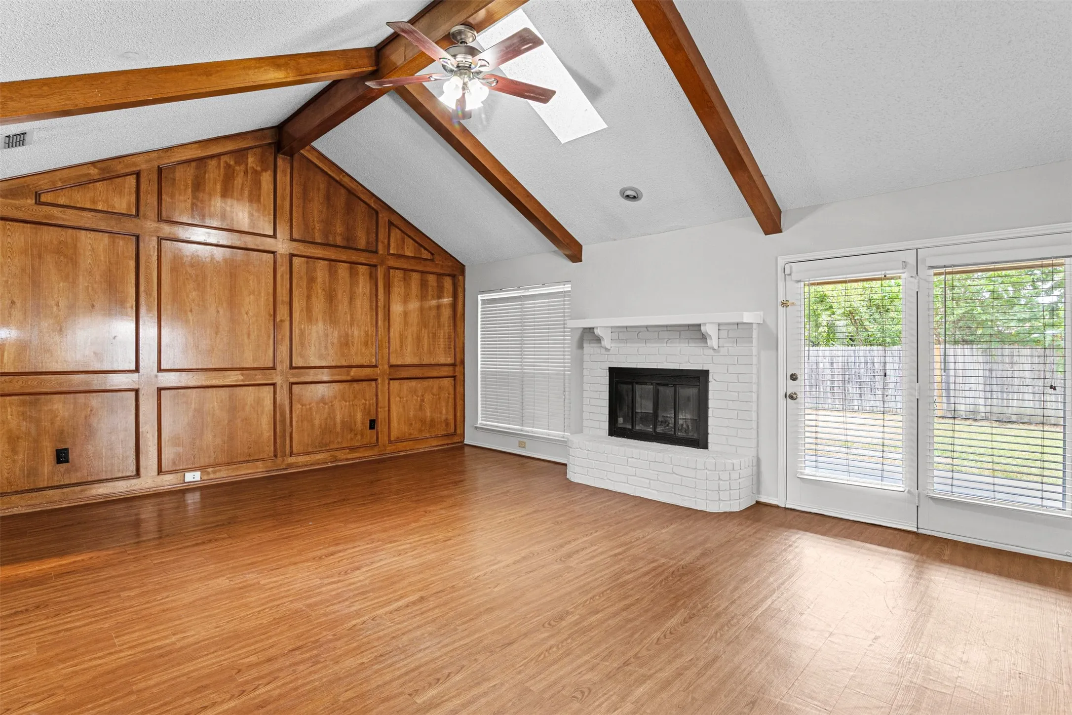 Single Family Residence For Sale in Tarrant County , 6403 Aires Drive, Arlington, Texas 76001, 3 Bedroom, 2 Bathroom, 2 Garage spaces, 1,526 Sqft, built in 1986, mls#21382675, Real Estate Agent in Arlington, Homes For Sale in Tarrant county, Homes For Sale in Arlington, Realtor in Arlington Texas, Real Estate Brokerage Independent Realty Texas, Luminita Cordes Realtor