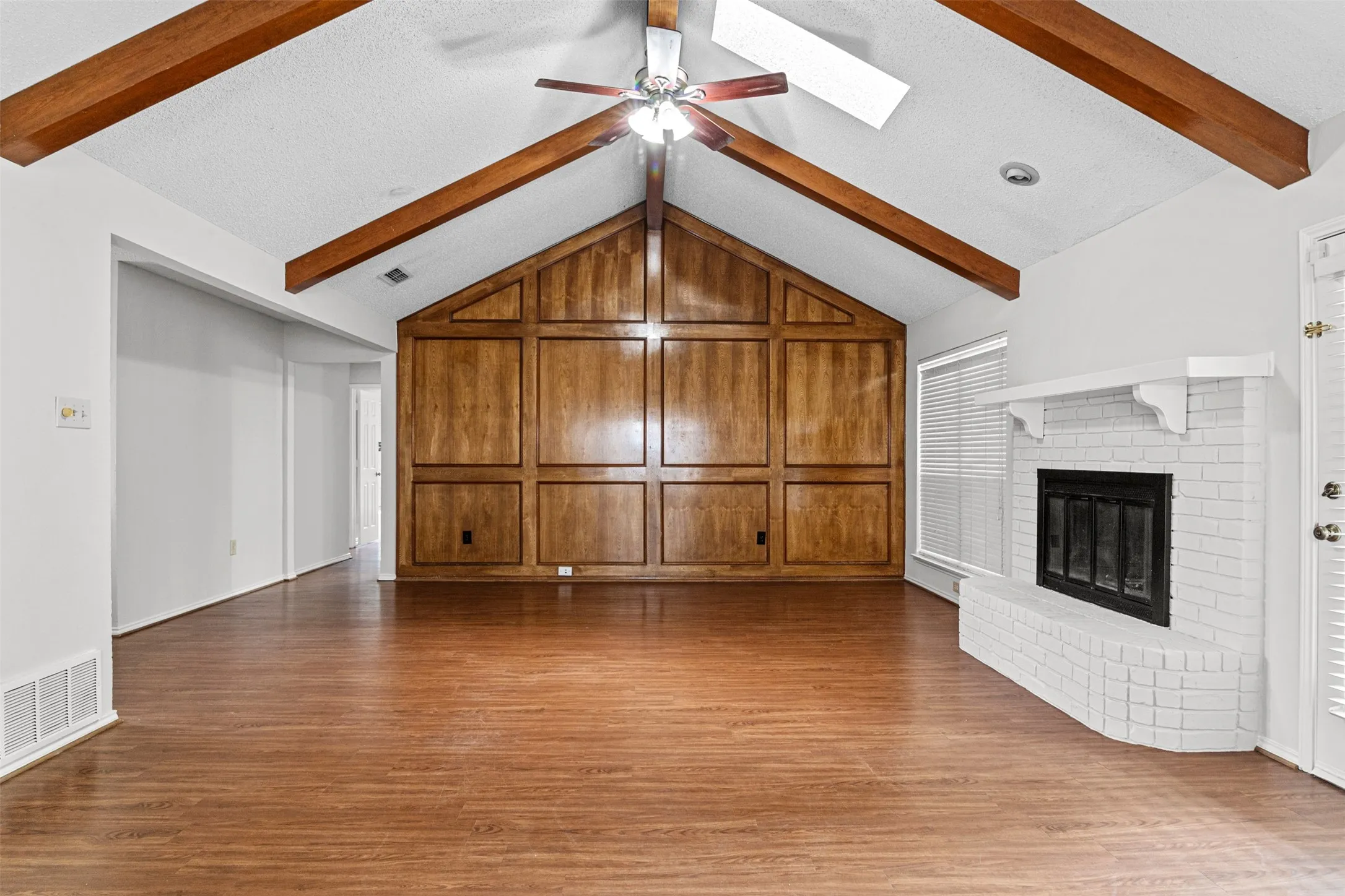 Single Family Residence For Sale in Tarrant County , 6403 Aires Drive, Arlington, Texas 76001, 3 Bedroom, 2 Bathroom, 2 Garage spaces, 1,526 Sqft, built in 1986, mls#21382675, Real Estate Agent in Arlington, Homes For Sale in Tarrant county, Homes For Sale in Arlington, Realtor in Arlington Texas, Real Estate Brokerage Independent Realty Texas, Luminita Cordes Realtor