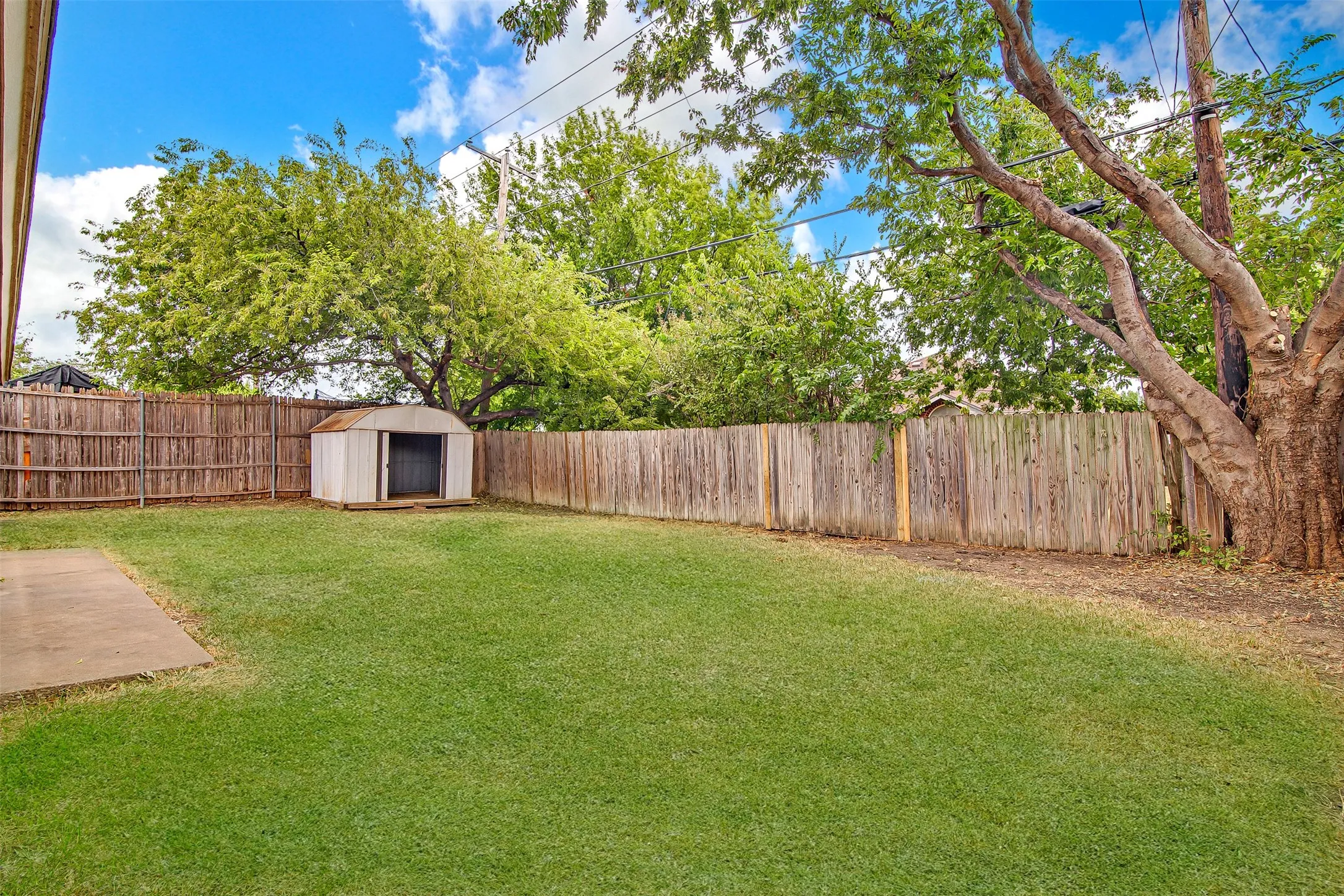 Single Family Residence For Sale in Tarrant County , 6403 Aires Drive, Arlington, Texas 76001, 3 Bedroom, 2 Bathroom, 2 Garage spaces, 1,526 Sqft, built in 1986, mls#21382675, Real Estate Agent in Arlington, Homes For Sale in Tarrant county, Homes For Sale in Arlington, Realtor in Arlington Texas, Real Estate Brokerage Independent Realty Texas, Luminita Cordes Realtor
