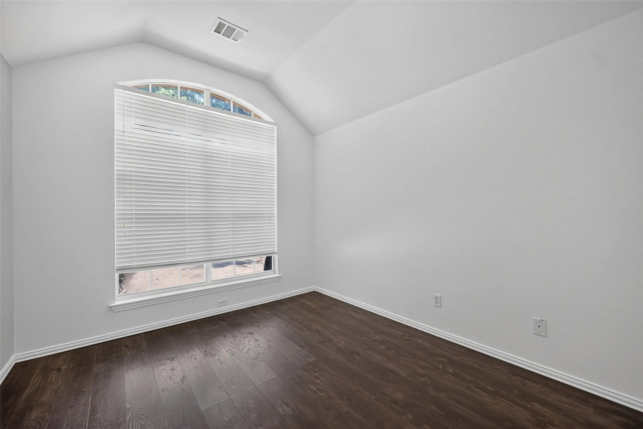 Single Family Residence For Sale in Tarrant County , 1102 Hartman Court, Arlington, Texas 76006, 4 Bedroom, 3 Bathroom, 2 Garage spaces, 2,538 Sqft, built in 1998, mls#21381116, Real Estate Agent in Arlington, Homes For Sale in Tarrant county, Homes For Sale in Arlington, Realtor in Arlington Texas, Real Estate Brokerage Independent Realty Texas, Luminita Cordes Realtor