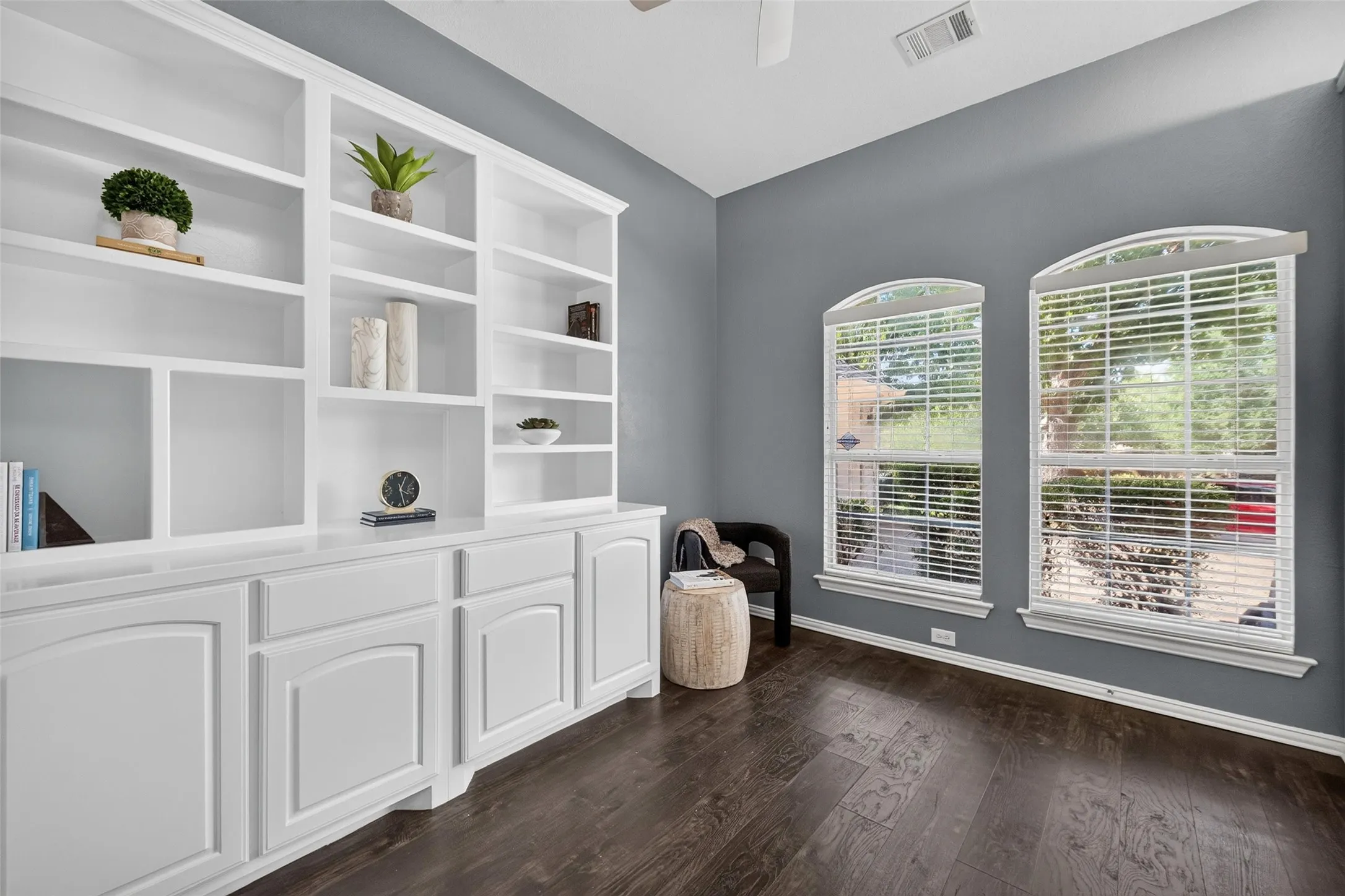 Single Family Residence For Sale in Tarrant County , 1102 Hartman Court, Arlington, Texas 76006, 4 Bedroom, 3 Bathroom, 2 Garage spaces, 2,538 Sqft, built in 1998, mls#21381116, Real Estate Agent in Arlington, Homes For Sale in Tarrant county, Homes For Sale in Arlington, Realtor in Arlington Texas, Real Estate Brokerage Independent Realty Texas, Luminita Cordes Realtor
