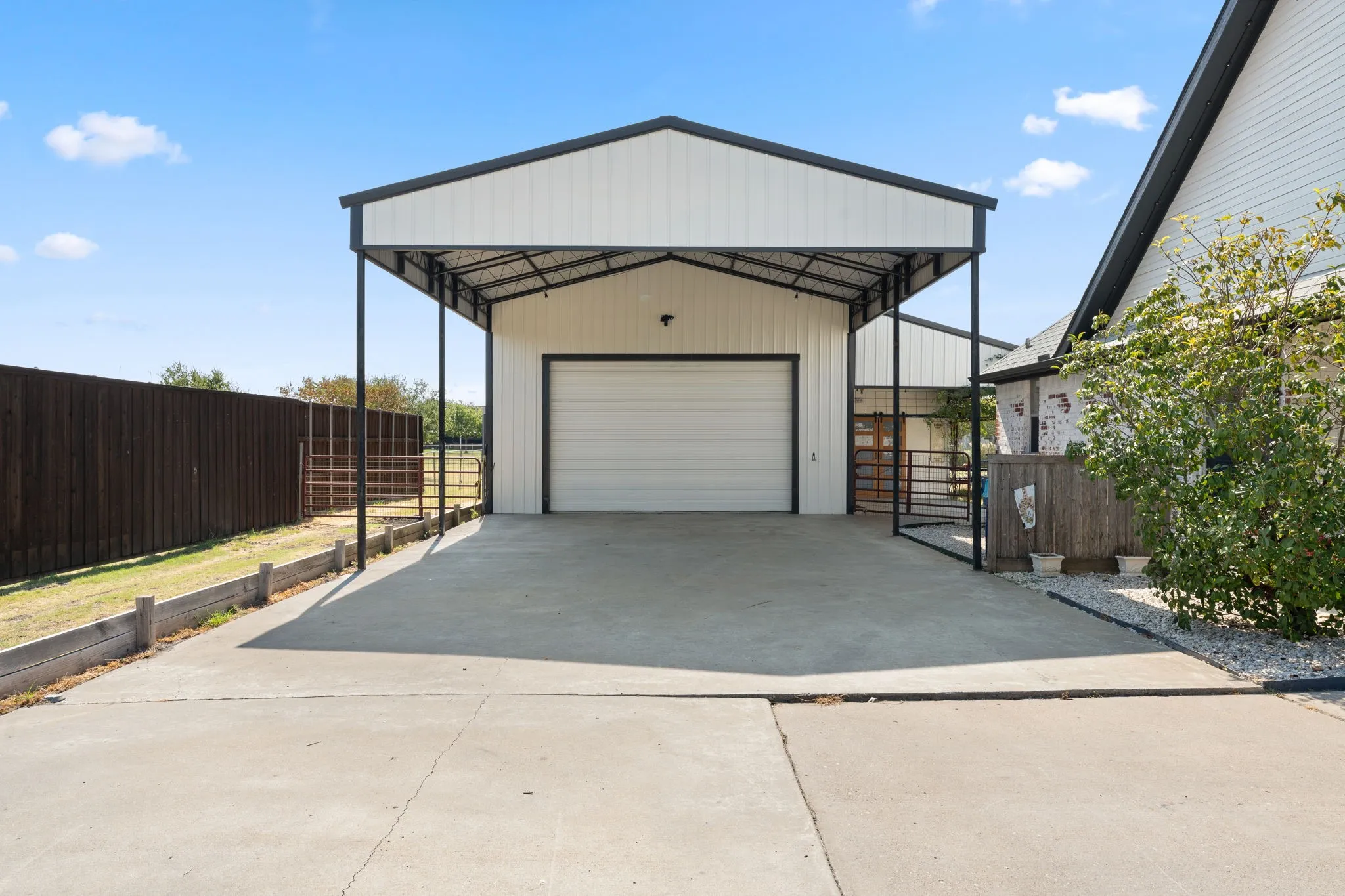 Single Family Residence For Sale in Kaufman County , 10991 Richard Circle, Forney, Texas 75126, 4 Bedroom, 4 Bathroom, 2 Garage spaces, 2,366 Sqft, built in 1999, mls#21382616, Real Estate Agent in Forney, Homes For Sale in Kaufman county, Homes For Sale in Forney, Realtor in Forney Texas, Real Estate Brokerage Independent Realty Texas, Luminita Cordes Realtor