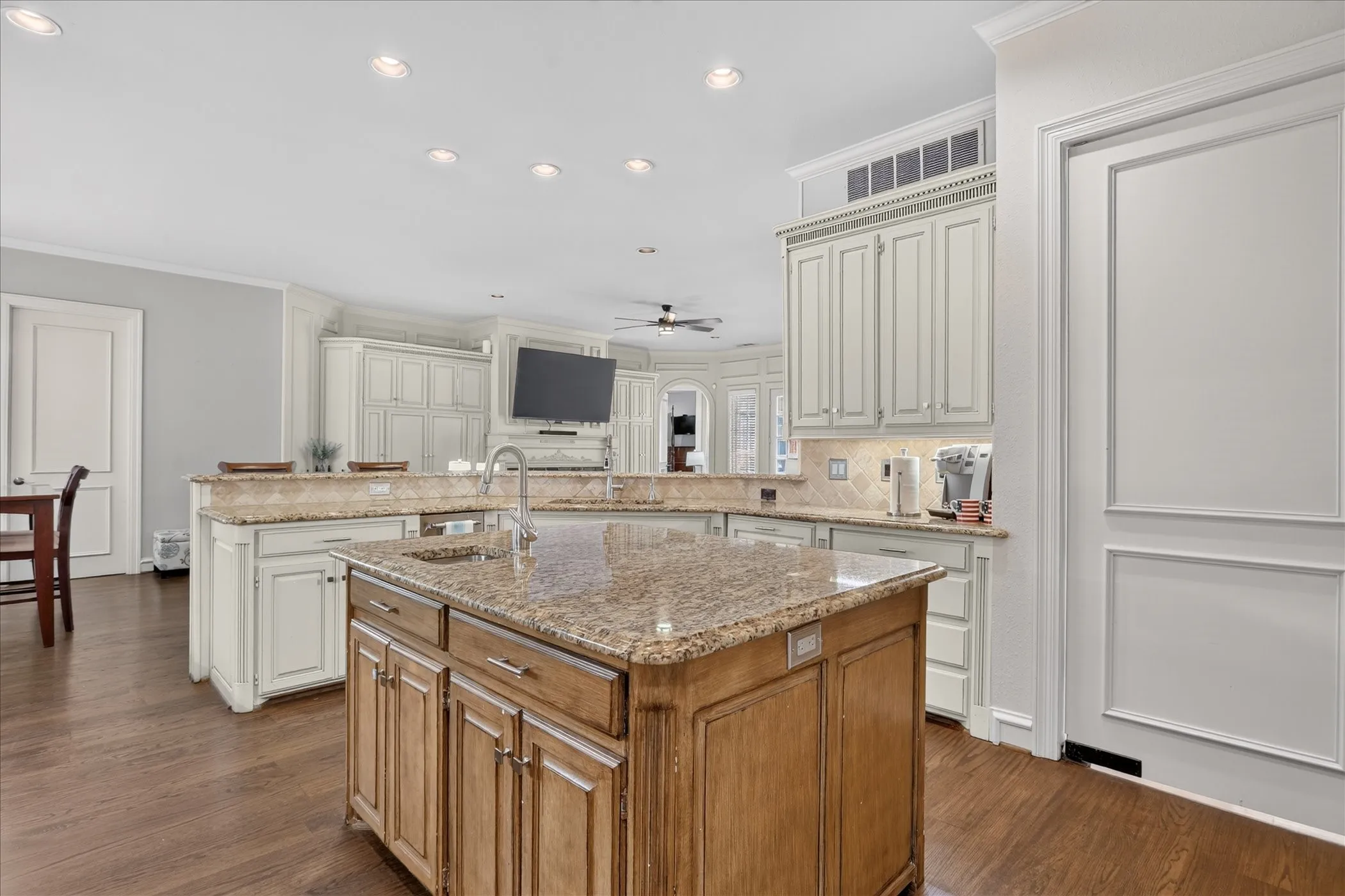 Single Family Residence For Sale in Collin County , 5144 Bellerive Drive, Dallas, Texas 75287, 4 Bedroom, 5 Bathroom, 3 Garage spaces, 4,369 Sqft, built in 1990, mls#21382682, Real Estate Agent in Dallas, Homes For Sale in Collin county, Homes For Sale in Dallas, Realtor in Dallas Texas, Real Estate Brokerage Independent Realty Texas, Luminita Cordes Realtor