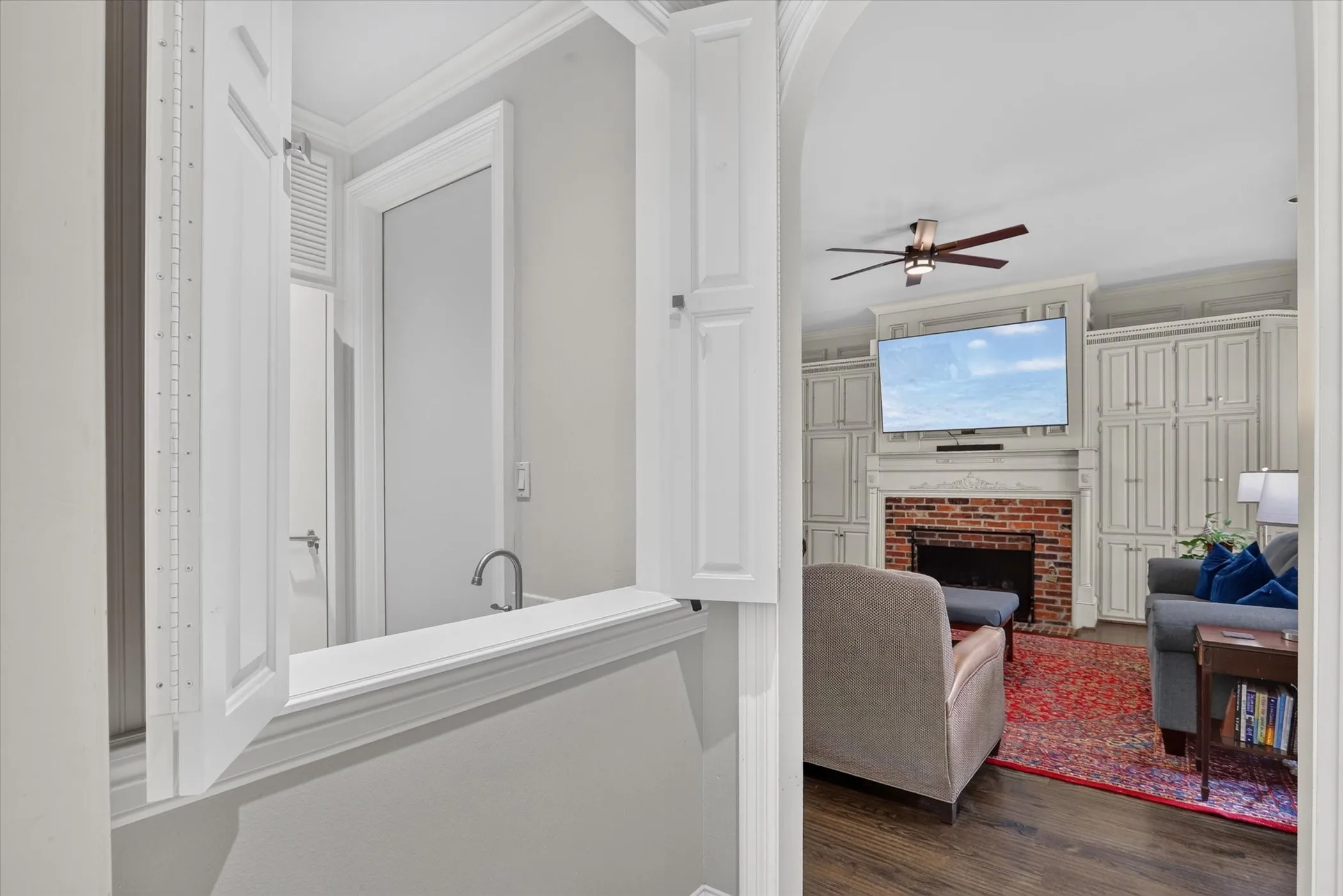 Walk-in wet bar between living room and family room.