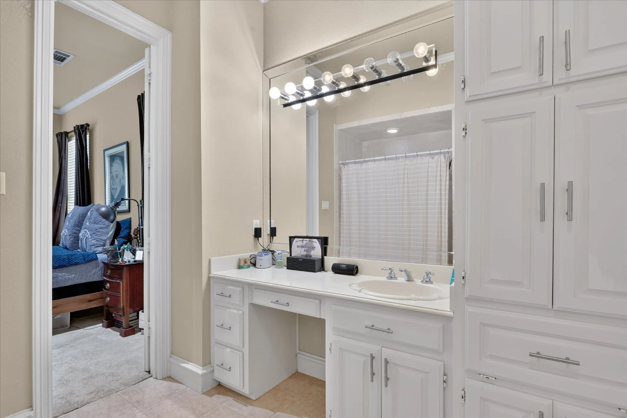 Ensuite bath off bedroom 3.