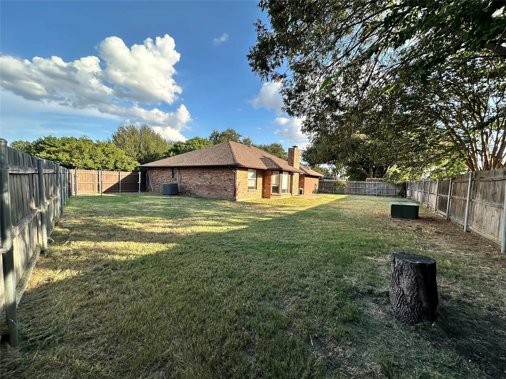 Single Family Residence For Rent in Tarrant County , 4636 Ringold Drive, Fort Worth, Texas 76133, 3 Bedroom, 2 Bathroom, 2 Garage spaces, 1,684 Sqft, built in 1980, mls#21382364, Real Estate Agent in Fort Worth, Homes For Rent in Tarrant county, Homes For Rent in Fort Worth, Realtor in Fort Worth Texas, Real Estate Brokerage Independent Realty Texas, Luminita Cordes Realtor